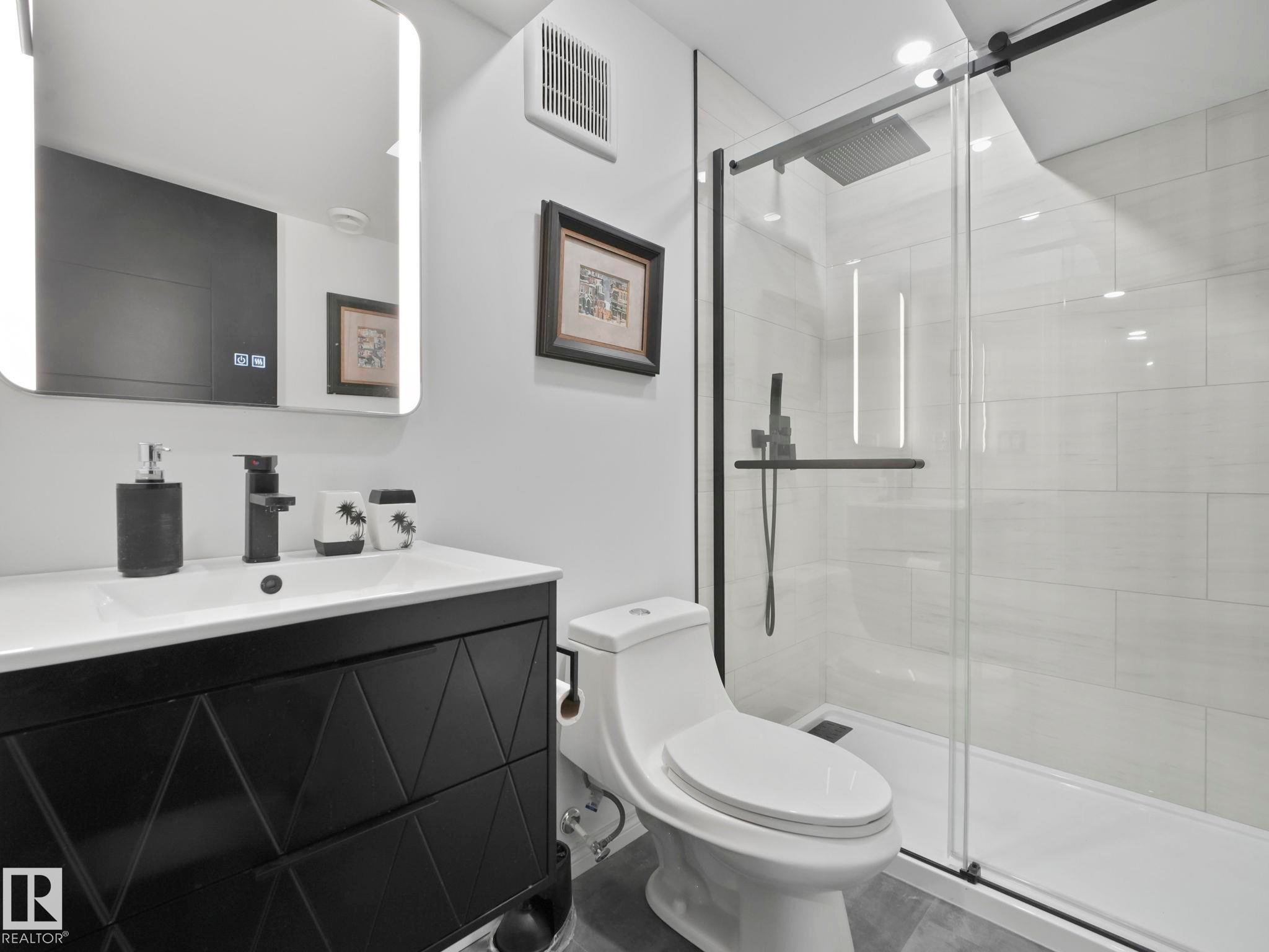 20115 46 Avenue, Edmonton, AB - Indoor Photo Showing Bathroom