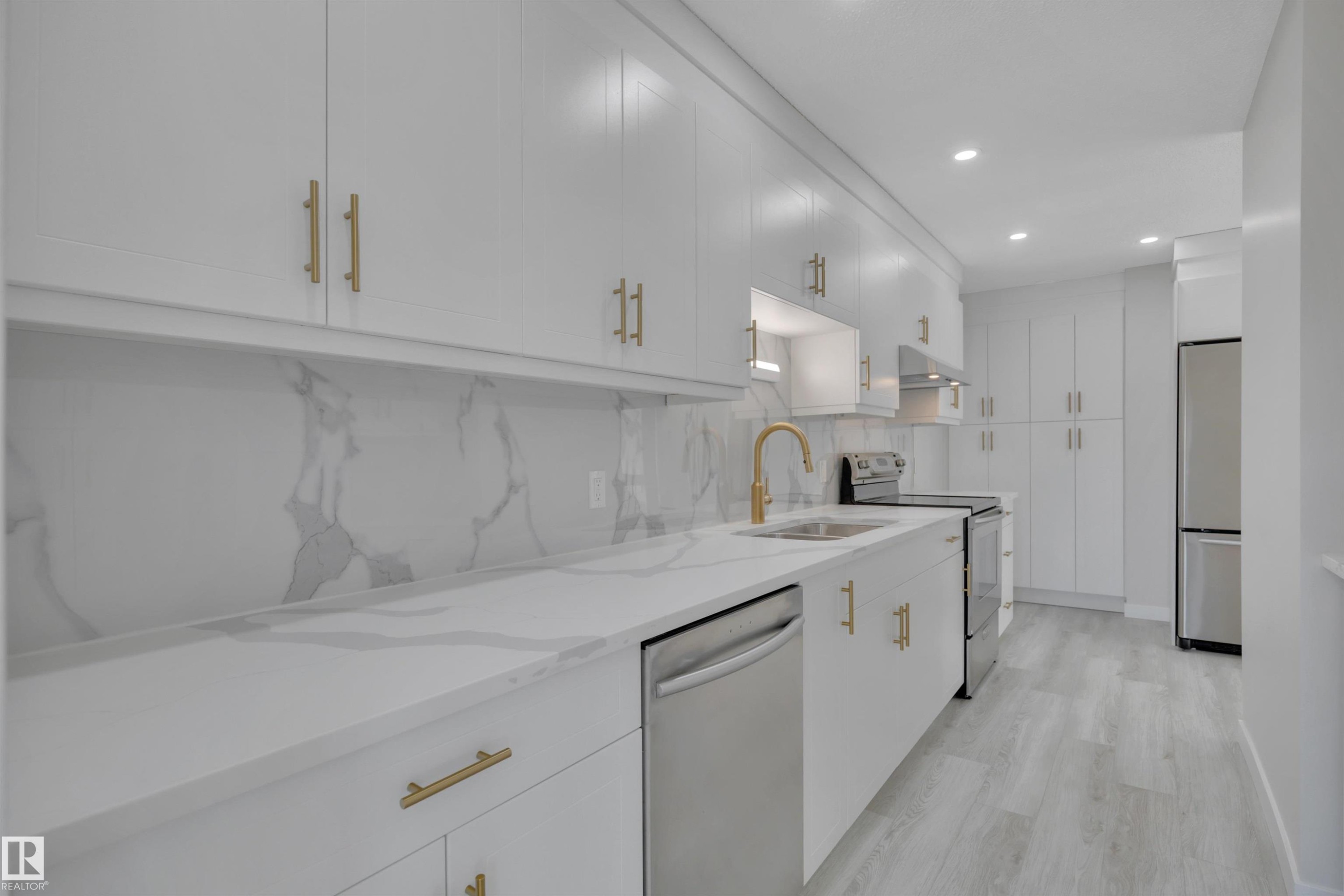 52 Pipestone Drive, Devon, AB - Indoor Photo Showing Kitchen