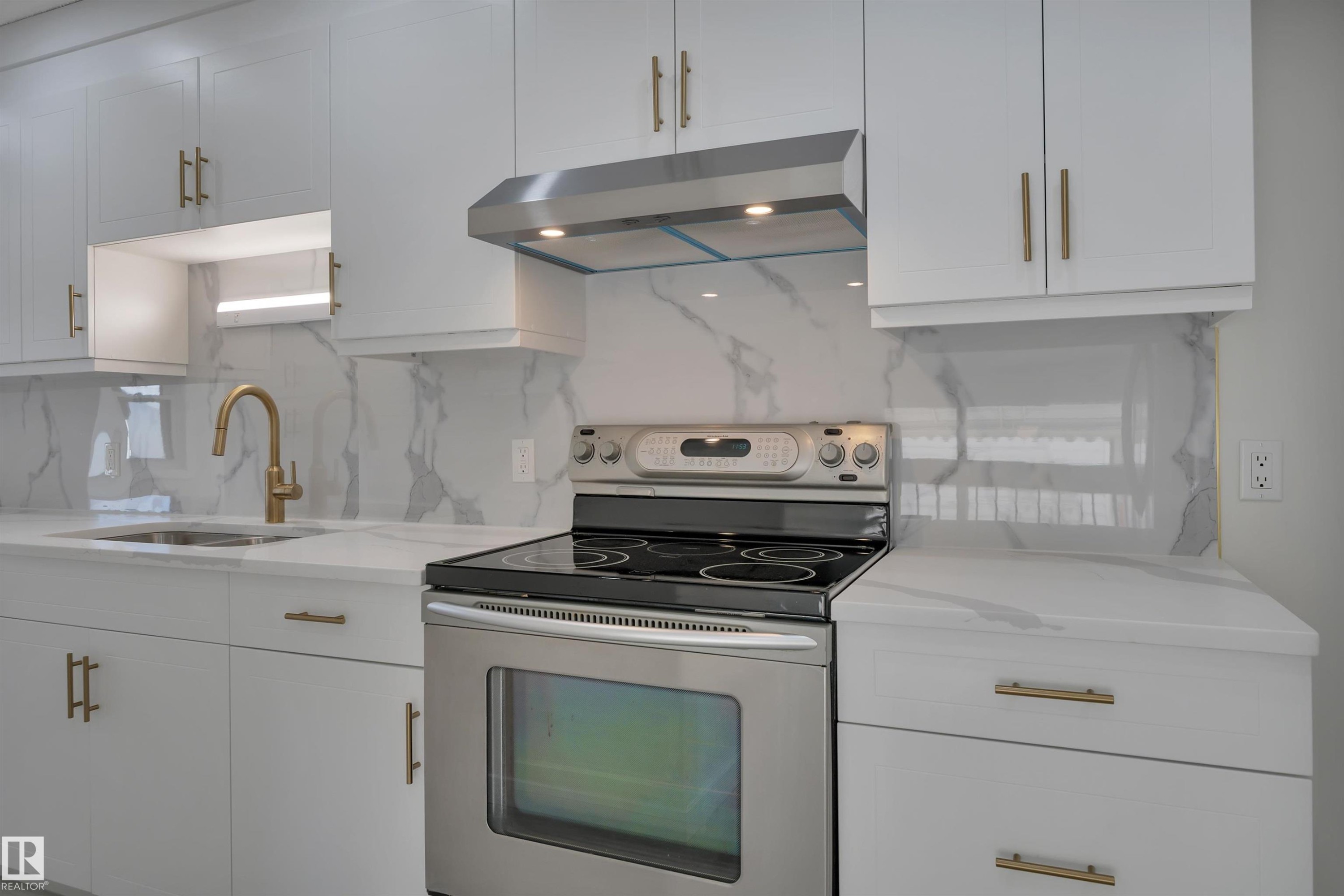 52 Pipestone Drive, Devon, AB - Indoor Photo Showing Kitchen