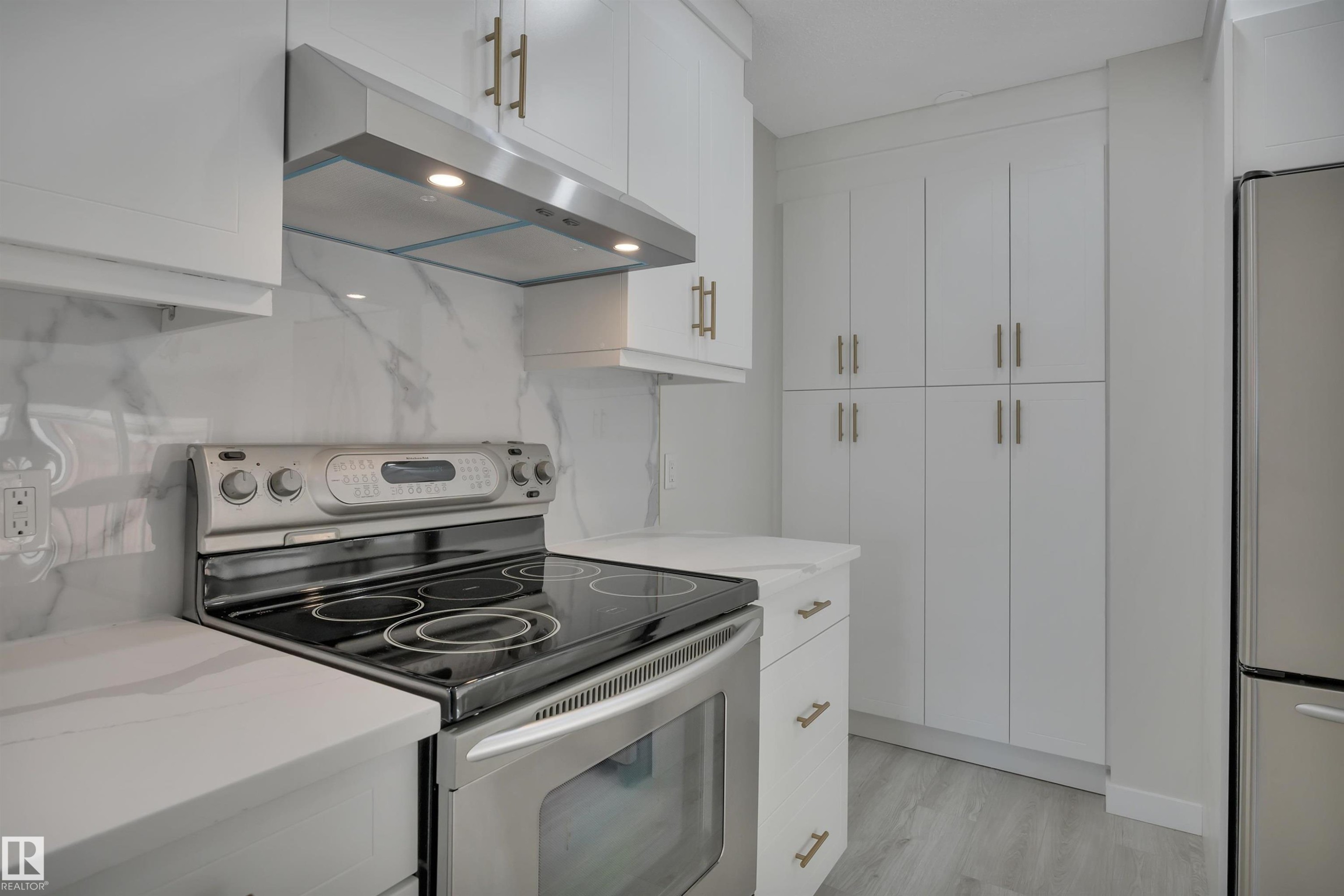 52 Pipestone Drive, Devon, AB - Indoor Photo Showing Kitchen