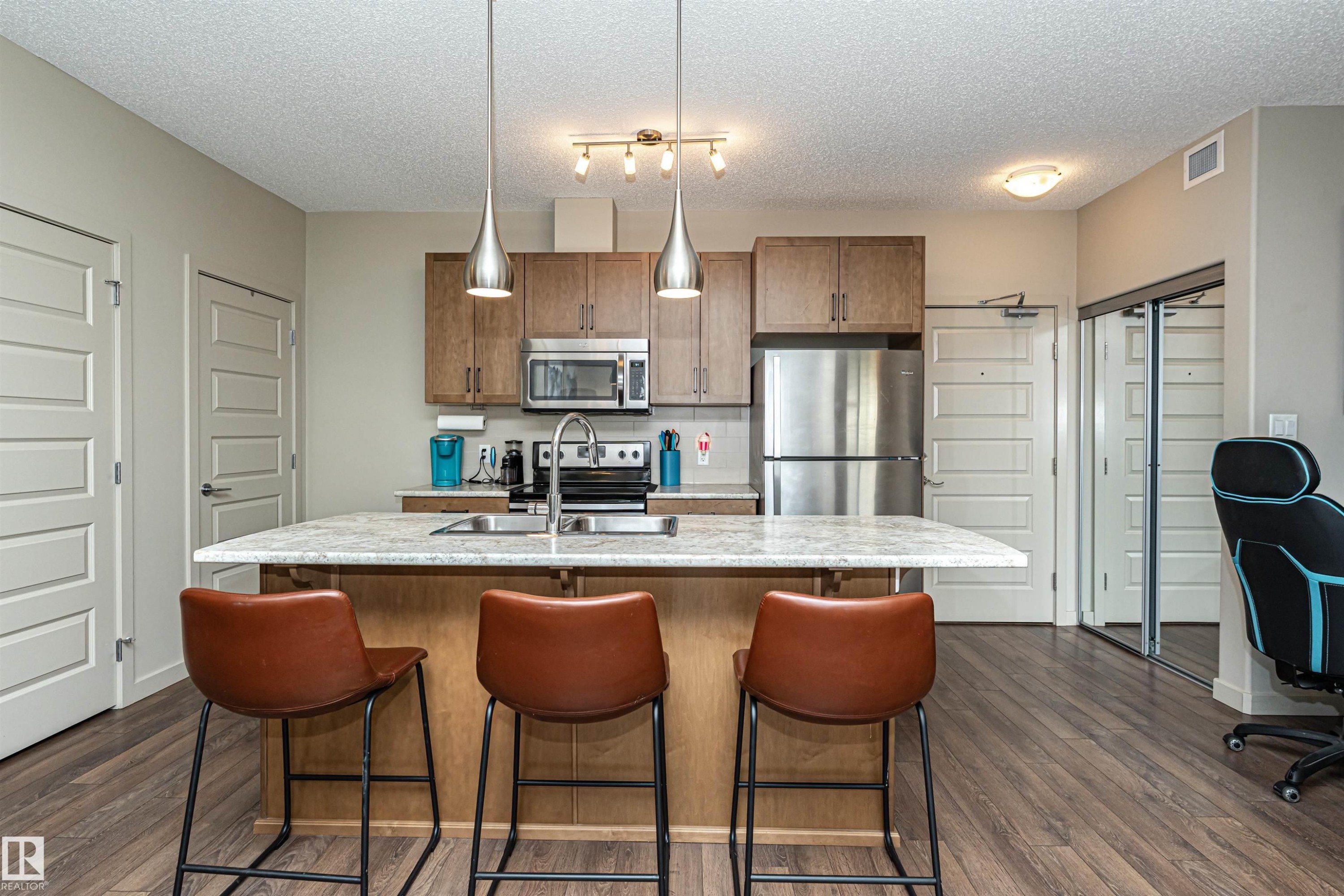 225 503 Albany Way, Edmonton, AB - Indoor Photo Showing Kitchen With Stainless Steel Kitchen With Double Sink With Upgraded Kitchen