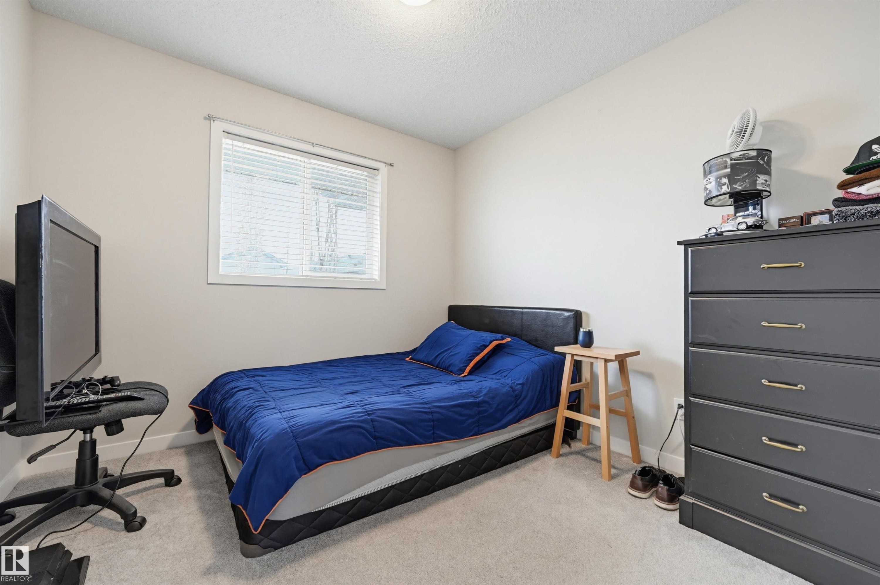 Neutral wall color with a single window featuring horizontal blinds - 11 3380 28A Avenue Nw, Edmonton, AB - Indoor Photo Showing Other Room