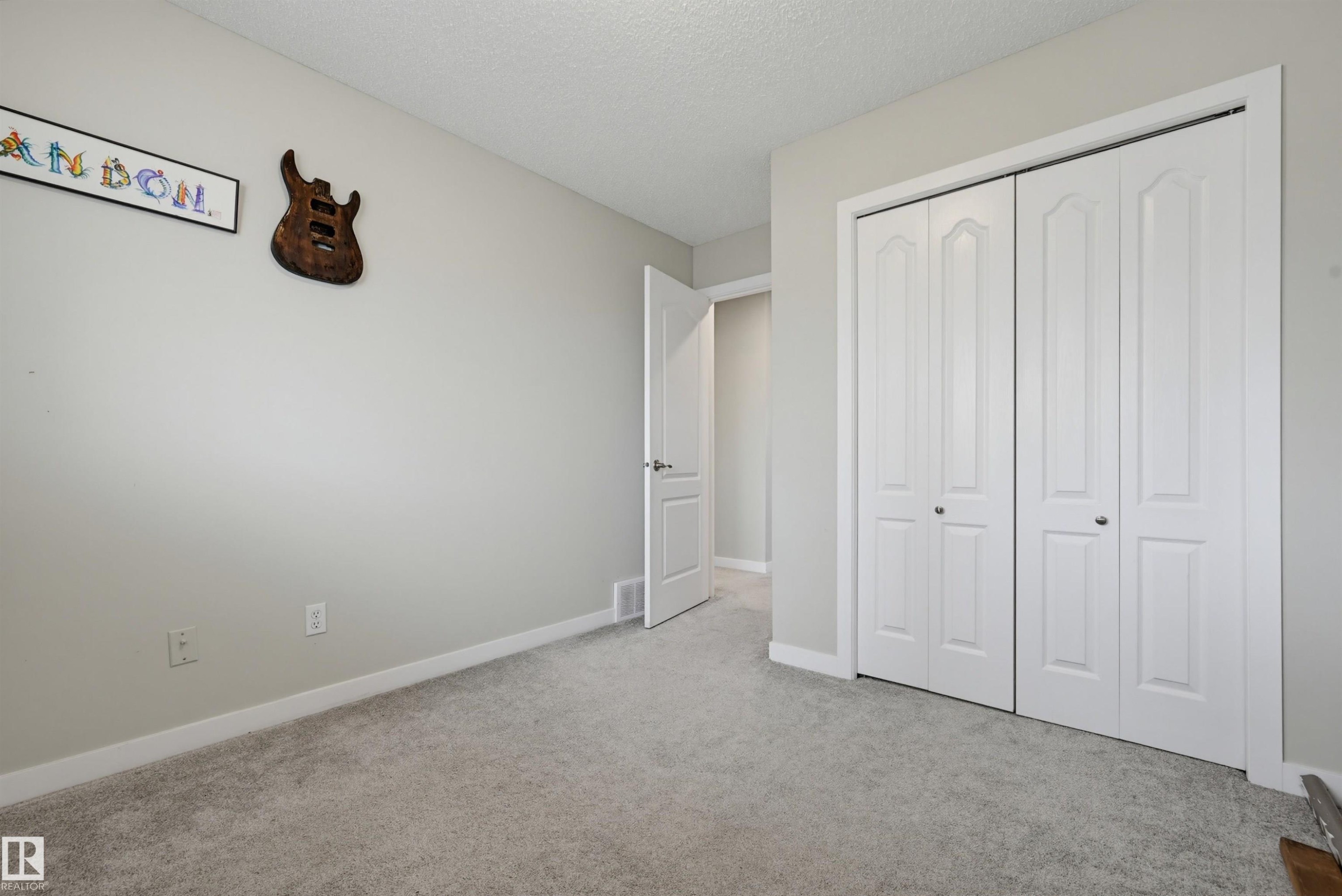 Light gray wall paint complemented by white trim - 11 3380 28A Avenue Nw, Edmonton, AB - Indoor Photo Showing Bathroom