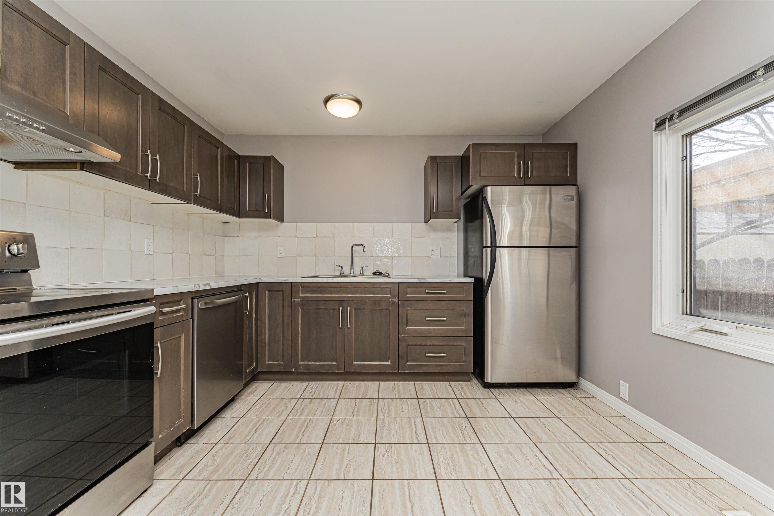 18425 95A Avenue, Edmonton, AB - Indoor Photo Showing Kitchen