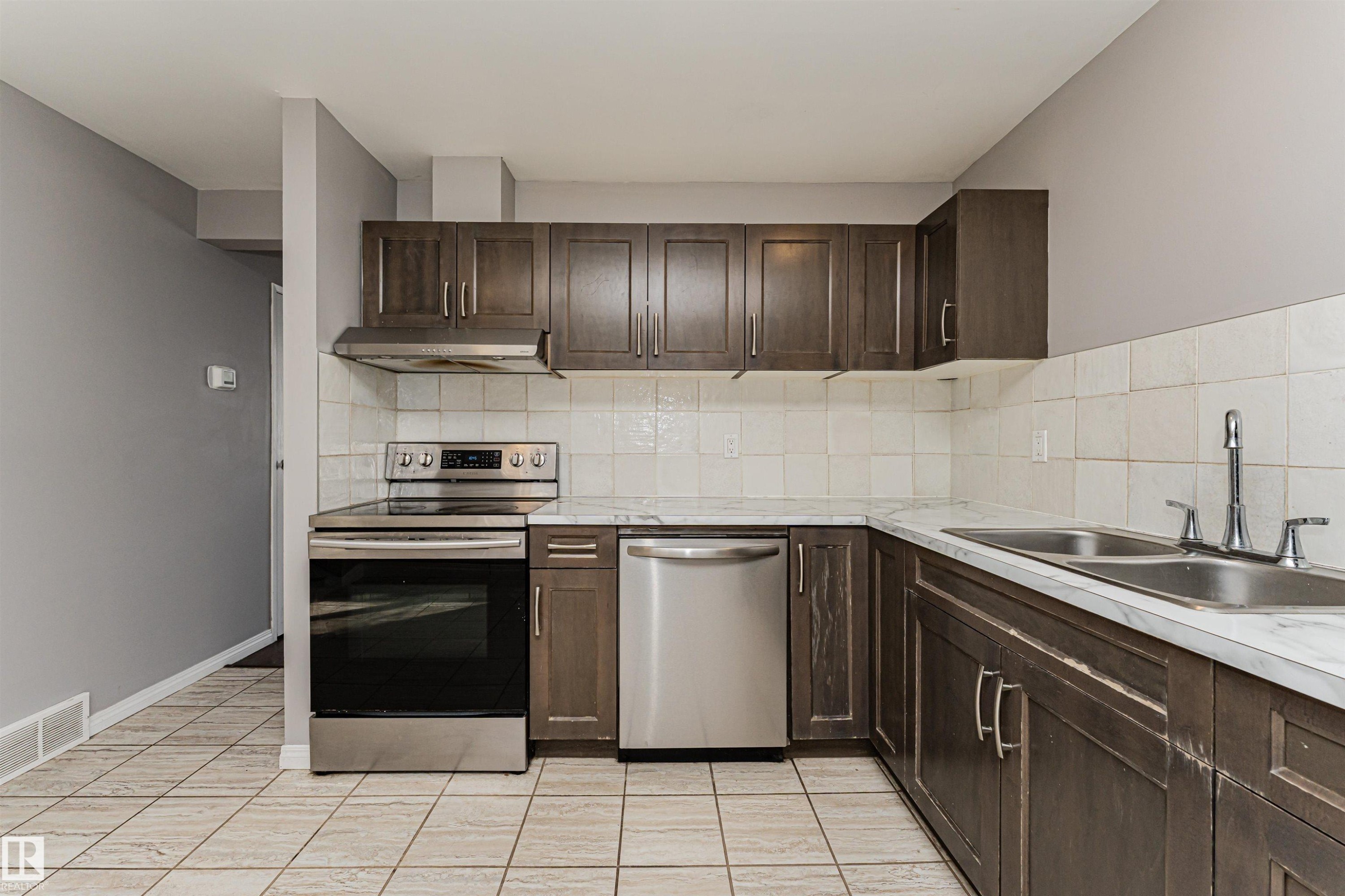 18425 95A Avenue, Edmonton, AB - Indoor Photo Showing Kitchen With Double Sink
