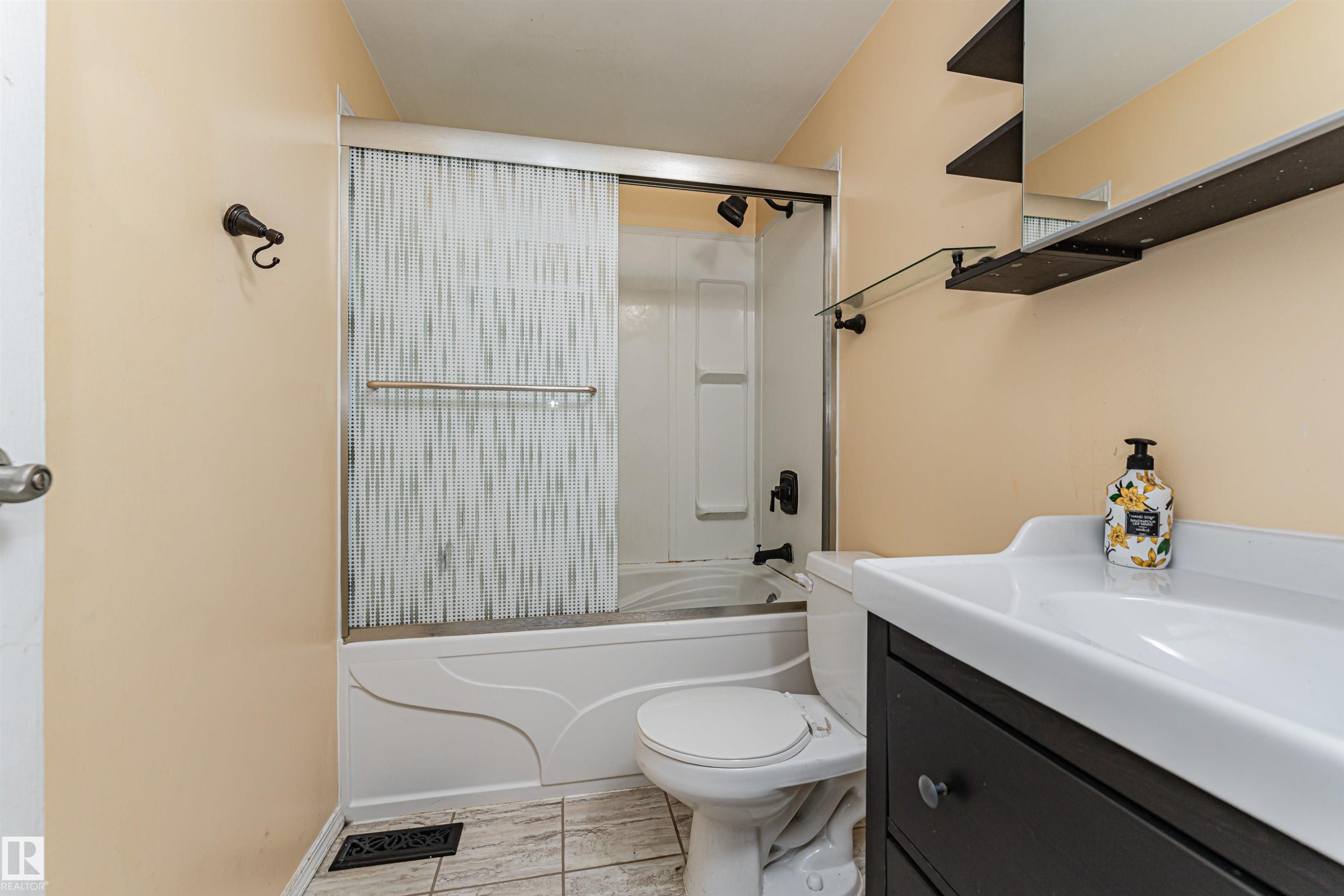18425 95A Avenue, Edmonton, AB - Indoor Photo Showing Bathroom