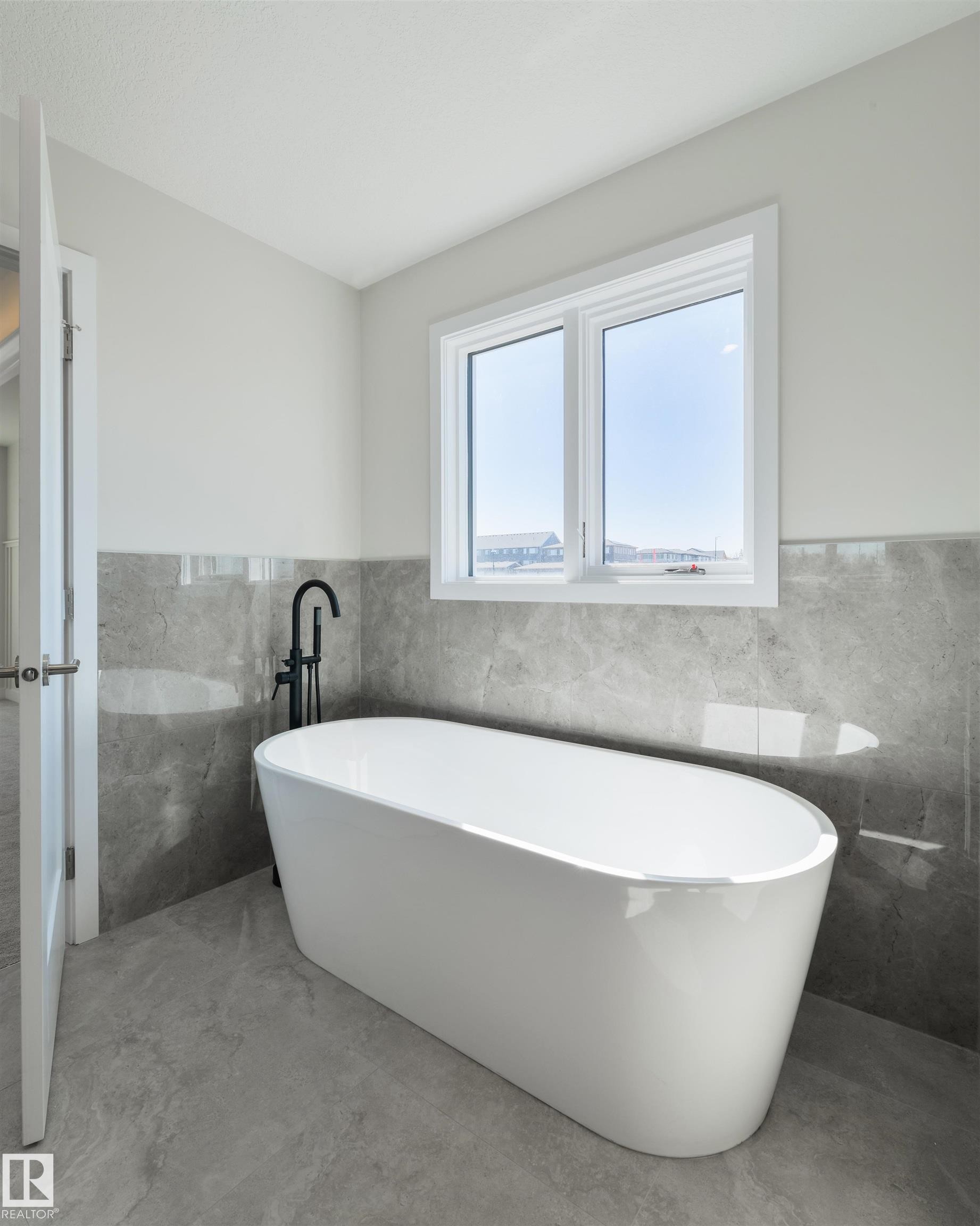 1443 Osprey Crest Nw, Edmonton, AB - Indoor Photo Showing Bathroom