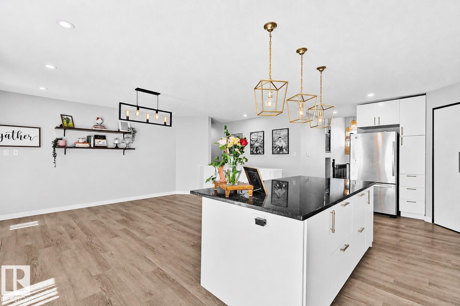 3205 41A Avenue, Edmonton, AB - Indoor Photo Showing Kitchen