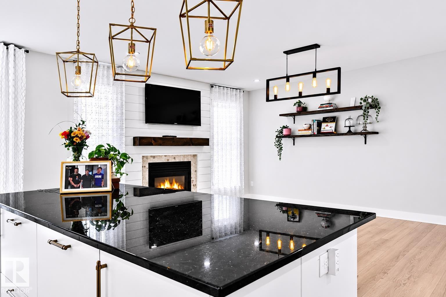 3205 41A Avenue, Edmonton, AB - Indoor Photo Showing Kitchen