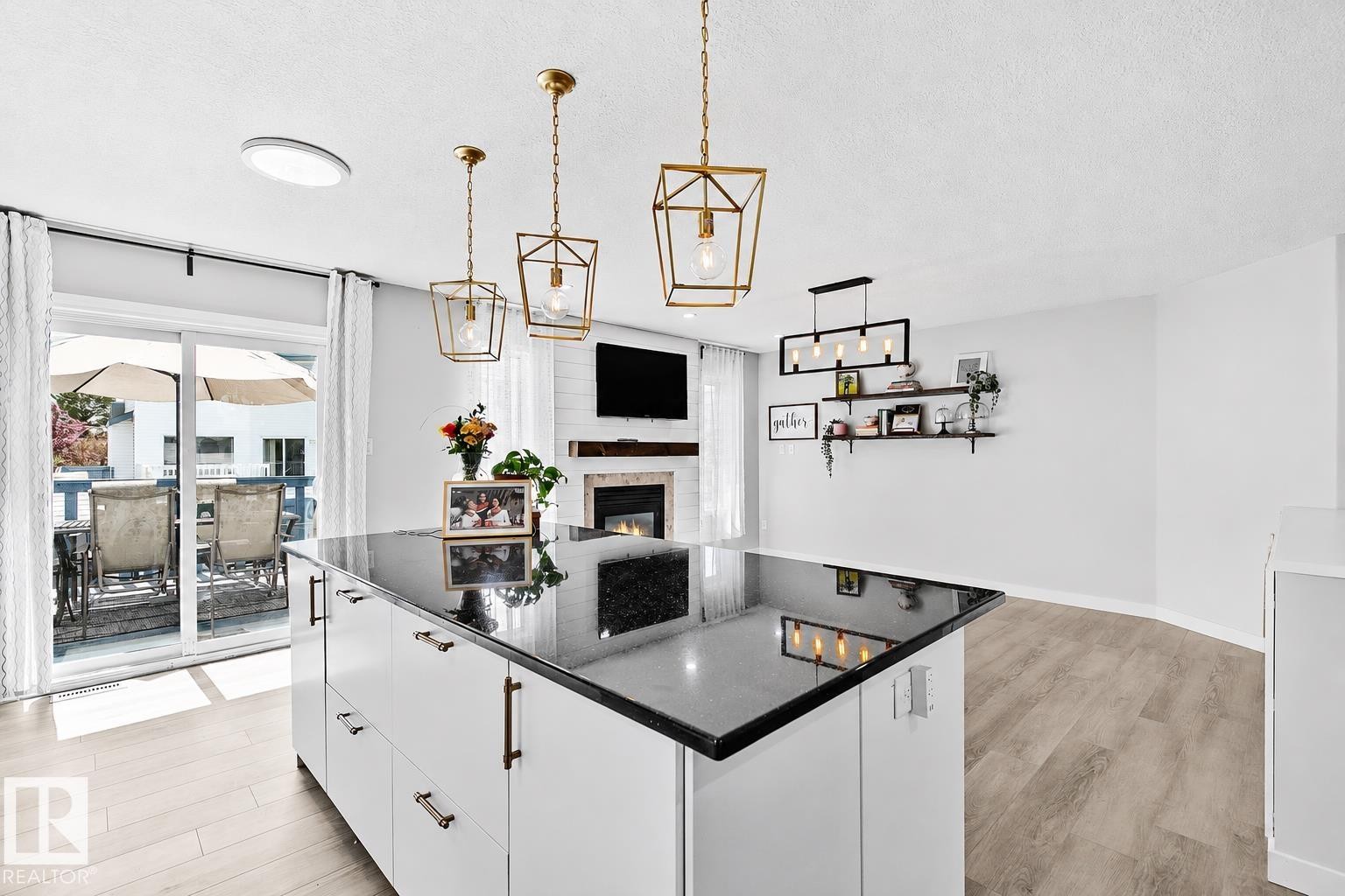 3205 41A Avenue, Edmonton, AB - Indoor Photo Showing Kitchen