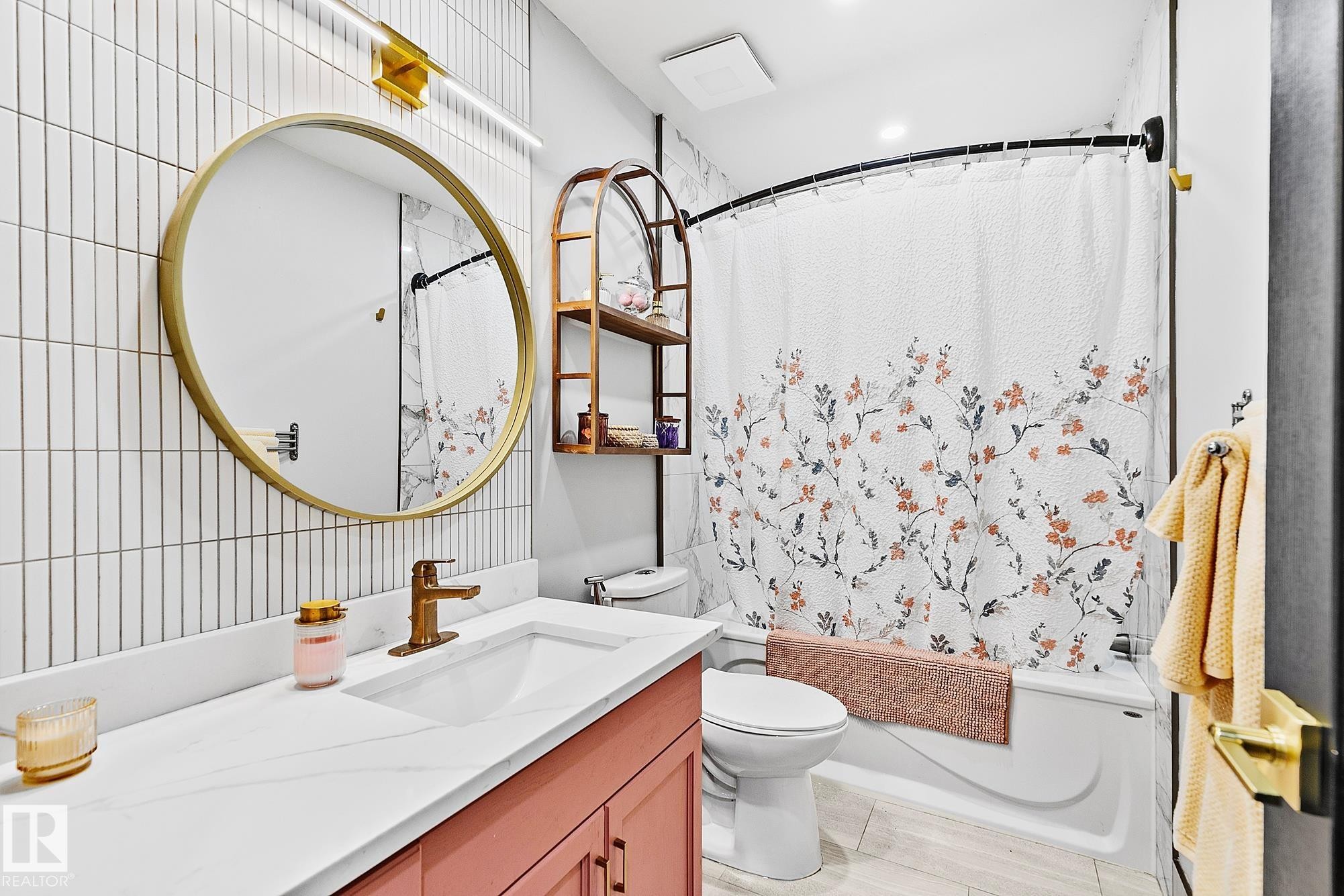 3205 41A Avenue, Edmonton, AB - Indoor Photo Showing Bathroom