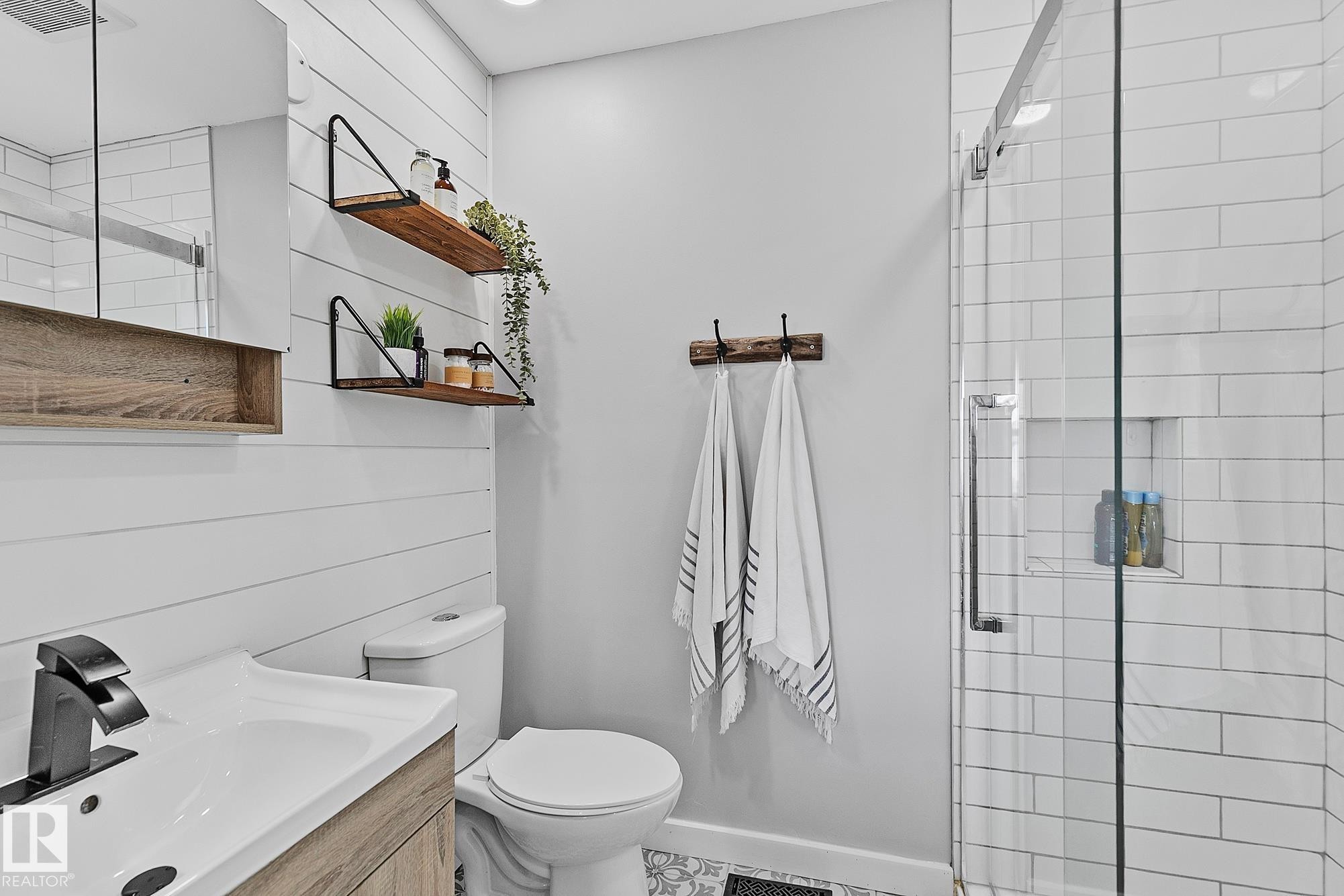 3205 41A Avenue, Edmonton, AB - Indoor Photo Showing Bathroom