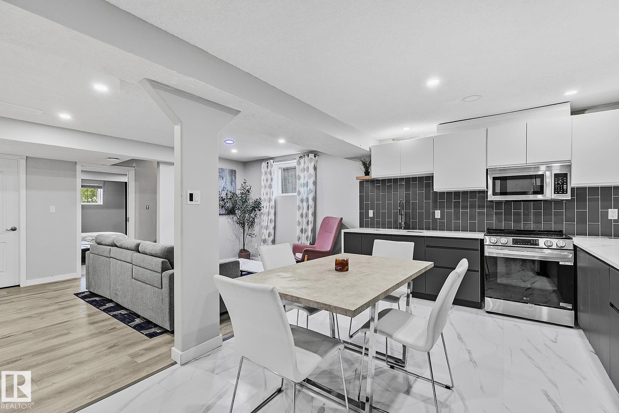 3205 41A Avenue, Edmonton, AB - Indoor Photo Showing Kitchen