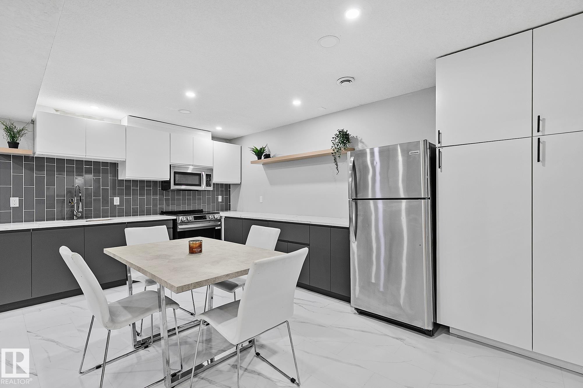 3205 41A Avenue, Edmonton, AB - Indoor Photo Showing Kitchen