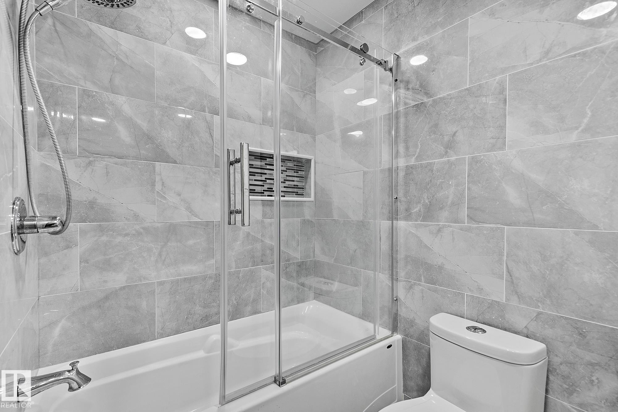 3205 41A Avenue, Edmonton, AB - Indoor Photo Showing Bathroom