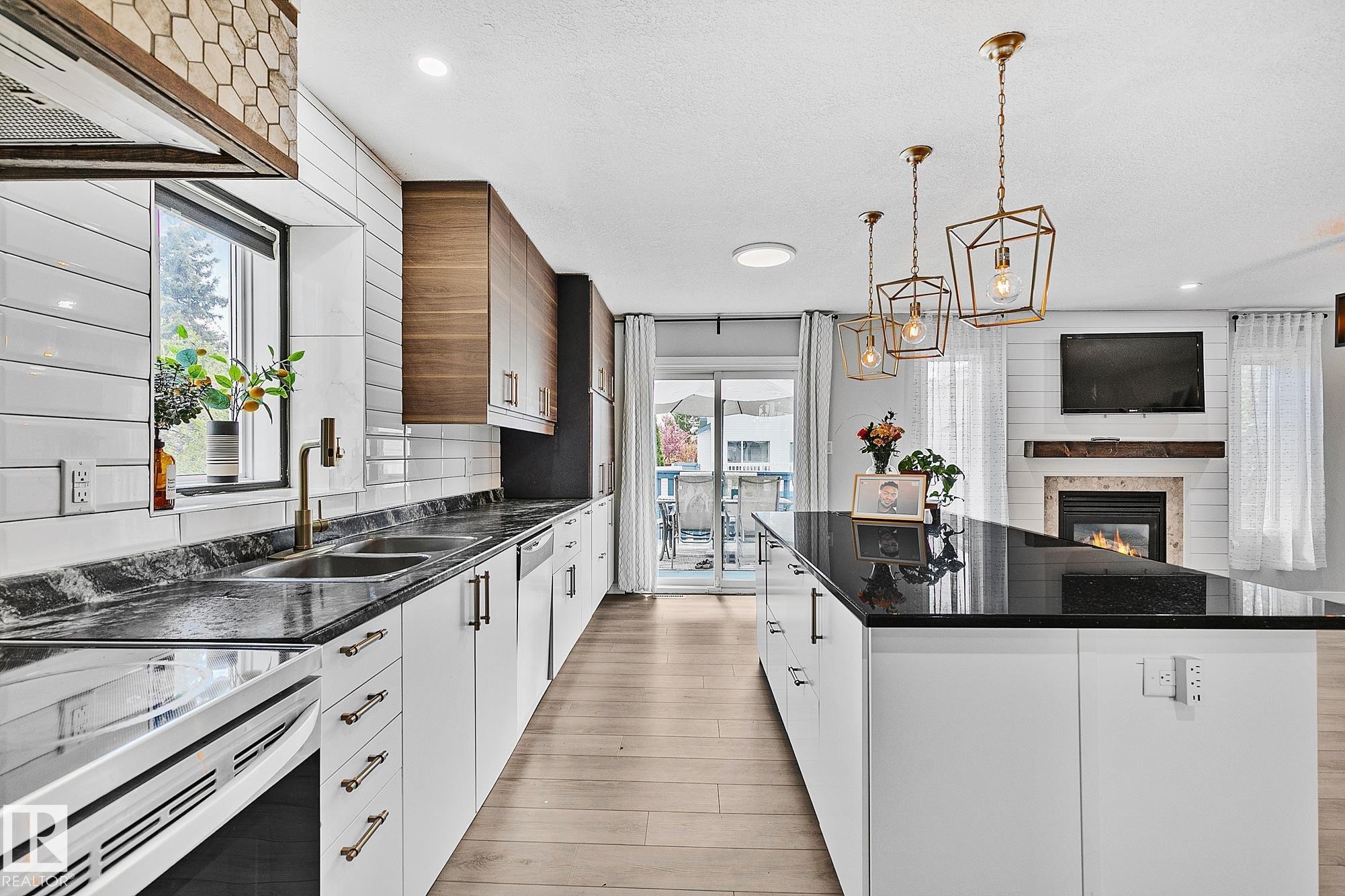 3205 41A Avenue, Edmonton, AB - Indoor Photo Showing Kitchen With Double Sink With Upgraded Kitchen