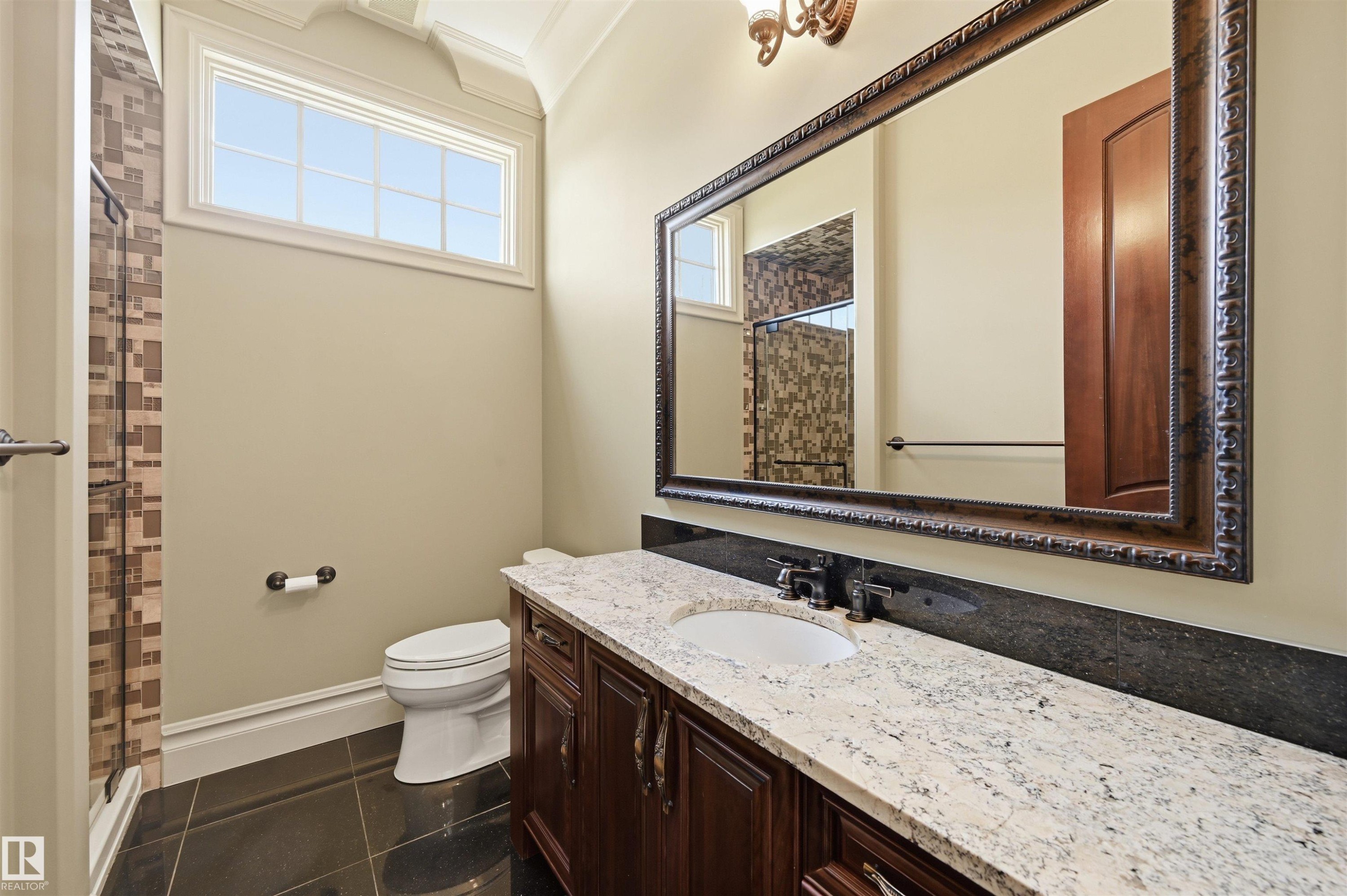 1004 Hollands Point(E), Edmonton, AB - Indoor Photo Showing Bathroom