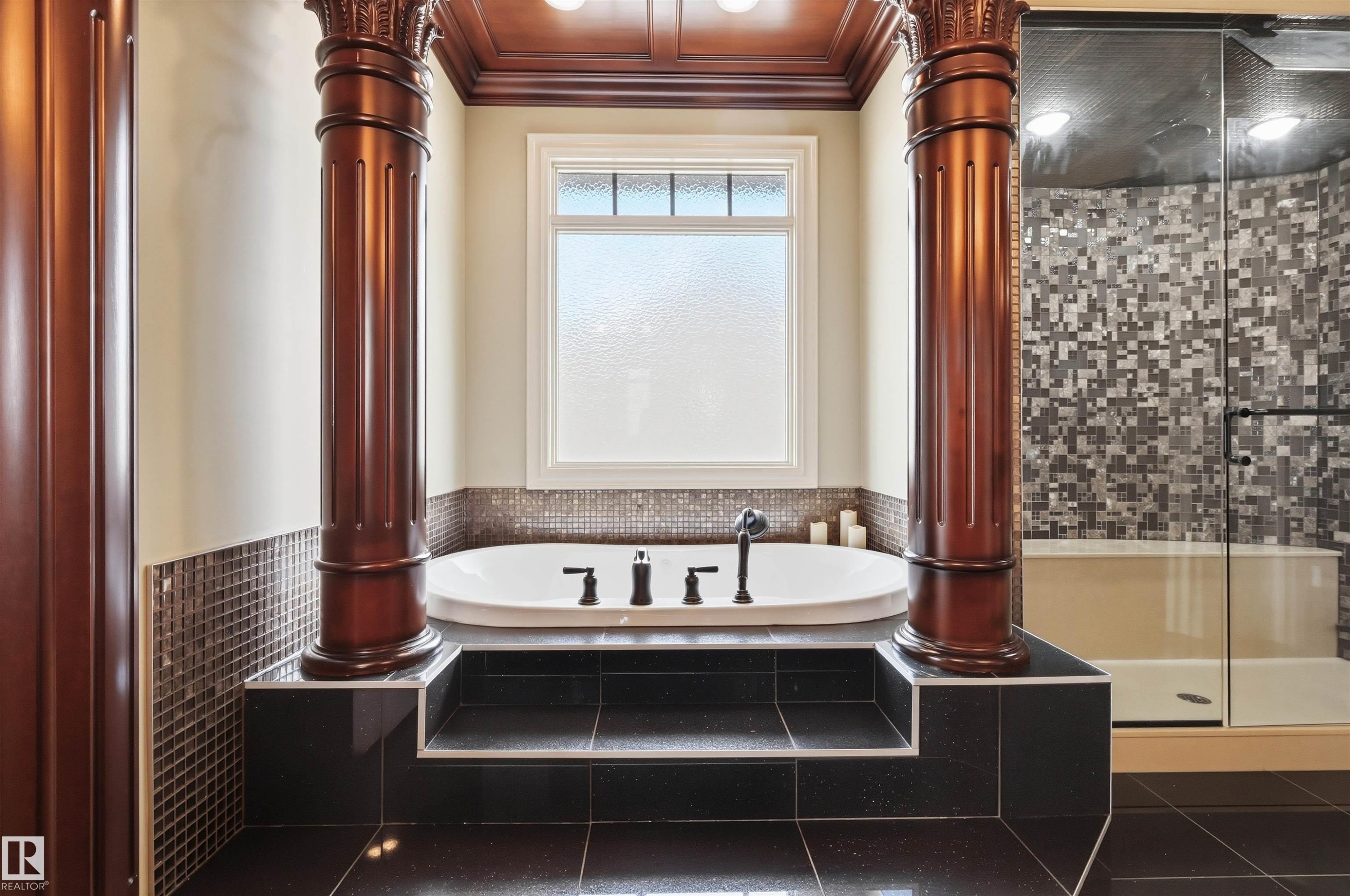 1004 Hollands Point(E), Edmonton, AB - Indoor Photo Showing Bathroom