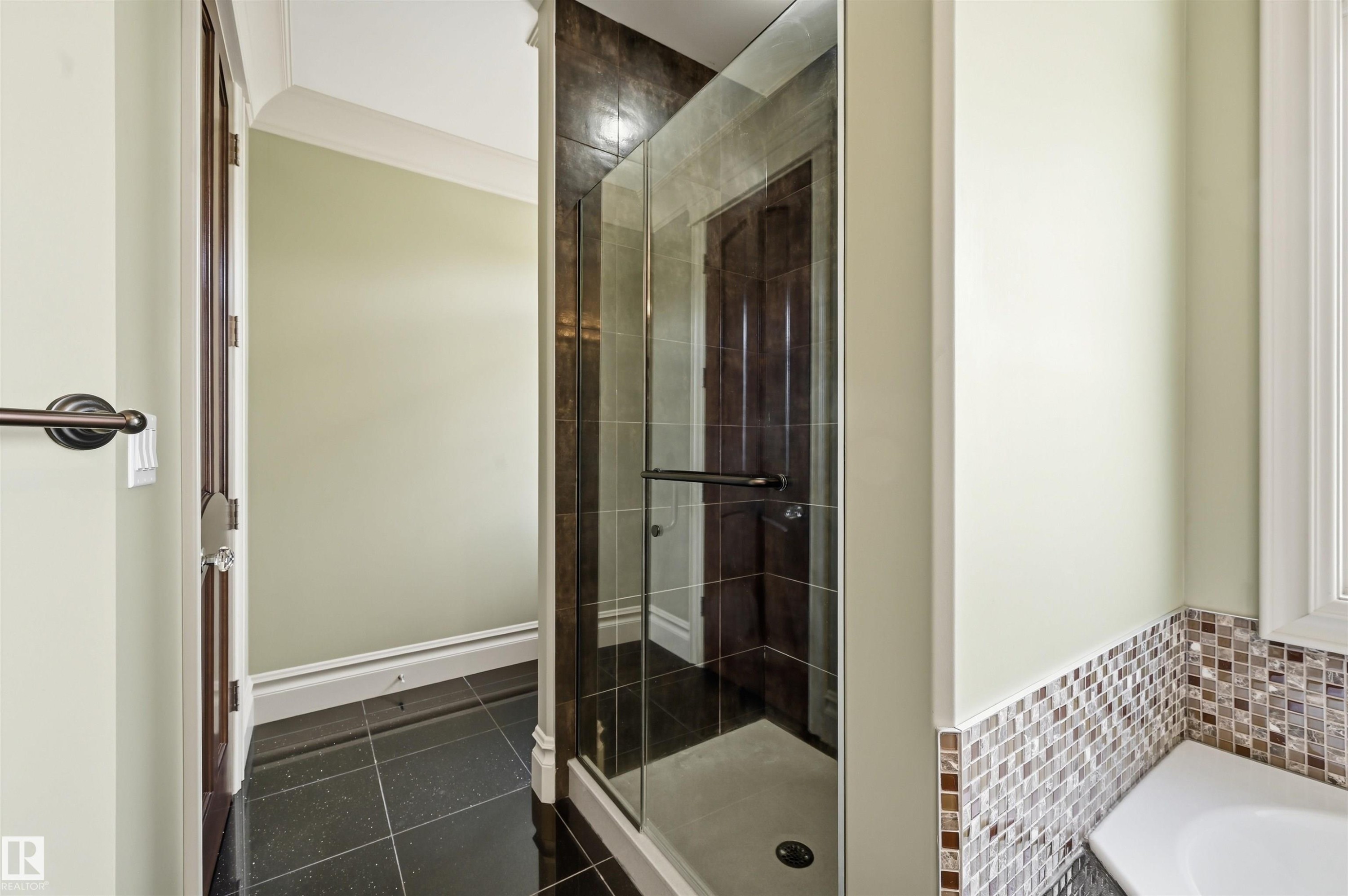 1004 Hollands Point(E), Edmonton, AB - Indoor Photo Showing Bathroom