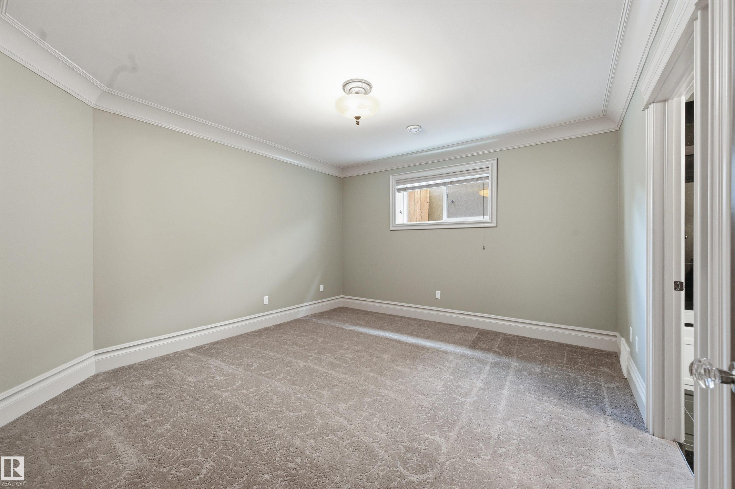 1004 Hollands Point(E), Edmonton, AB - Indoor Photo Showing Other Room