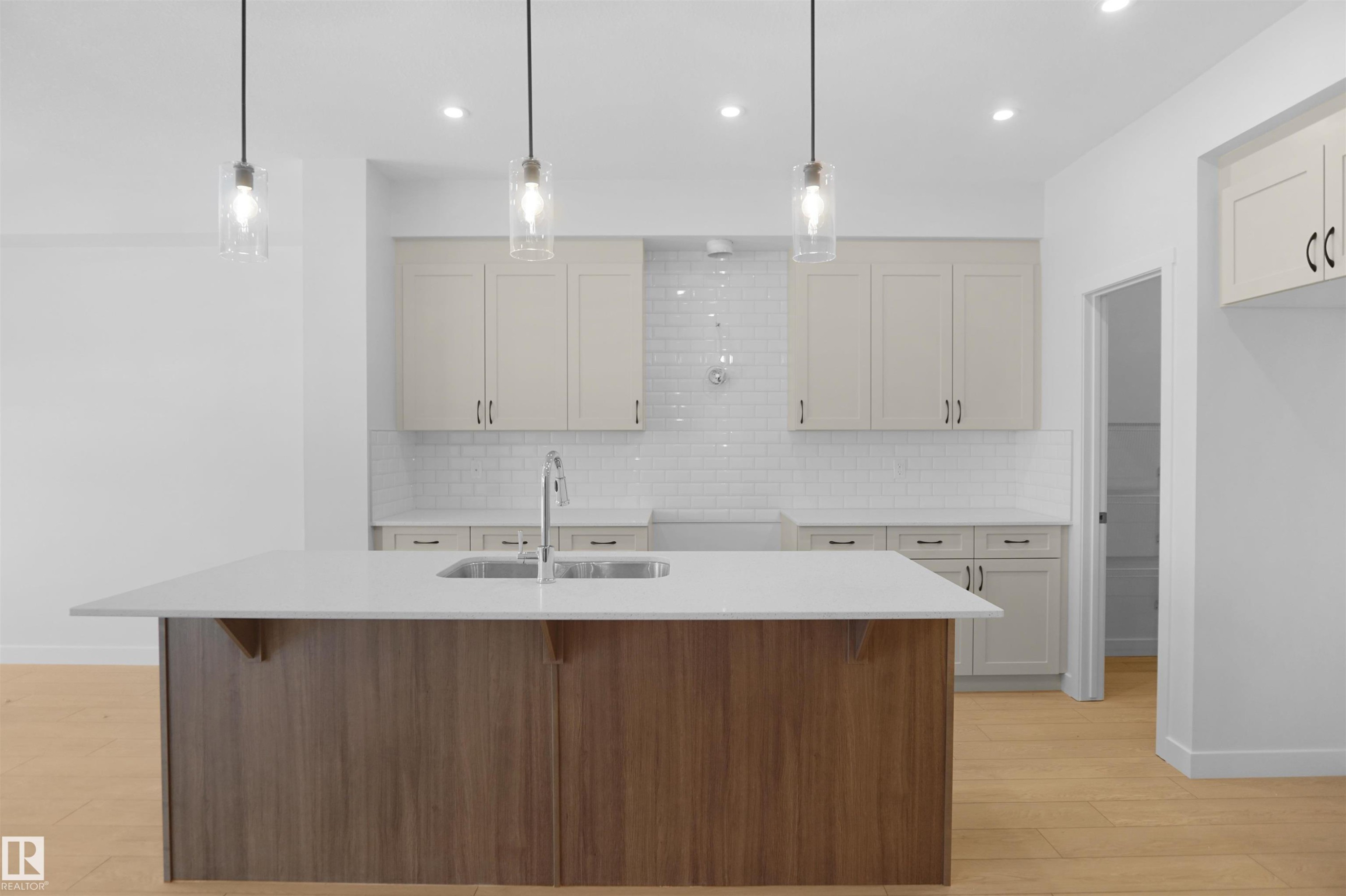 6343 175 Avenue, Edmonton, AB - Indoor Photo Showing Kitchen With Upgraded Kitchen