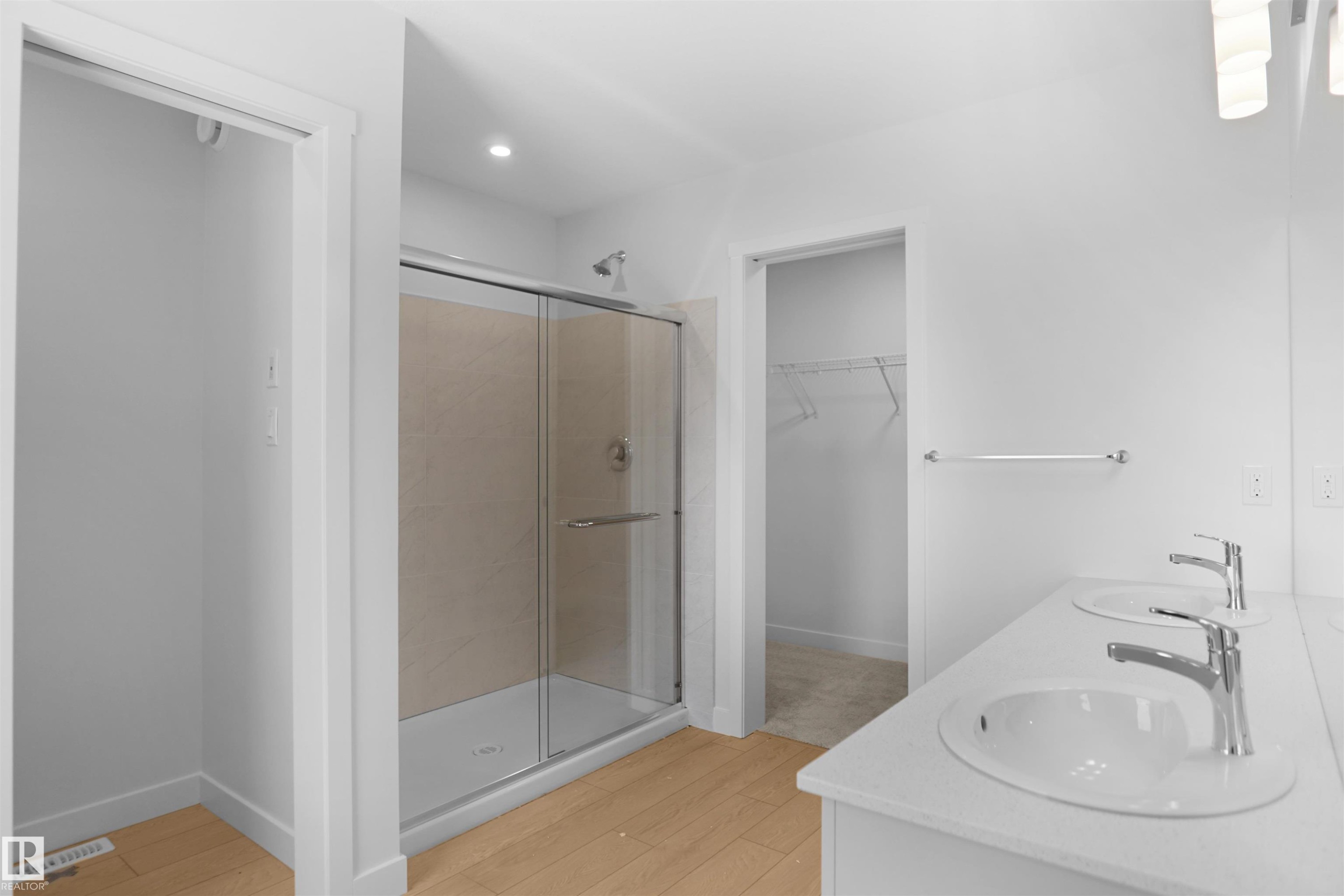 6343 175 Avenue, Edmonton, AB - Indoor Photo Showing Bathroom