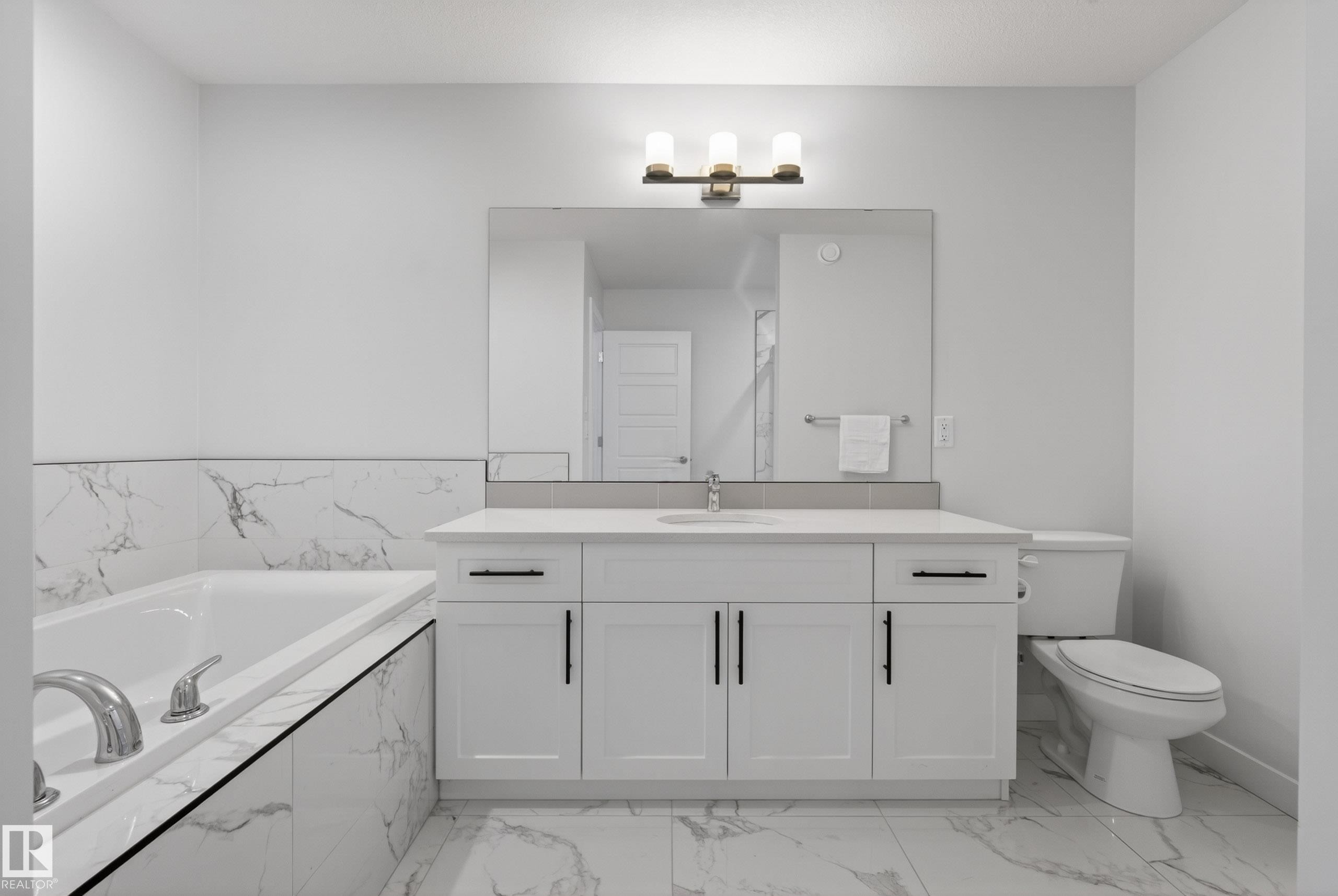 9309 Pear Link Link, Edmonton, AB - Indoor Photo Showing Bathroom