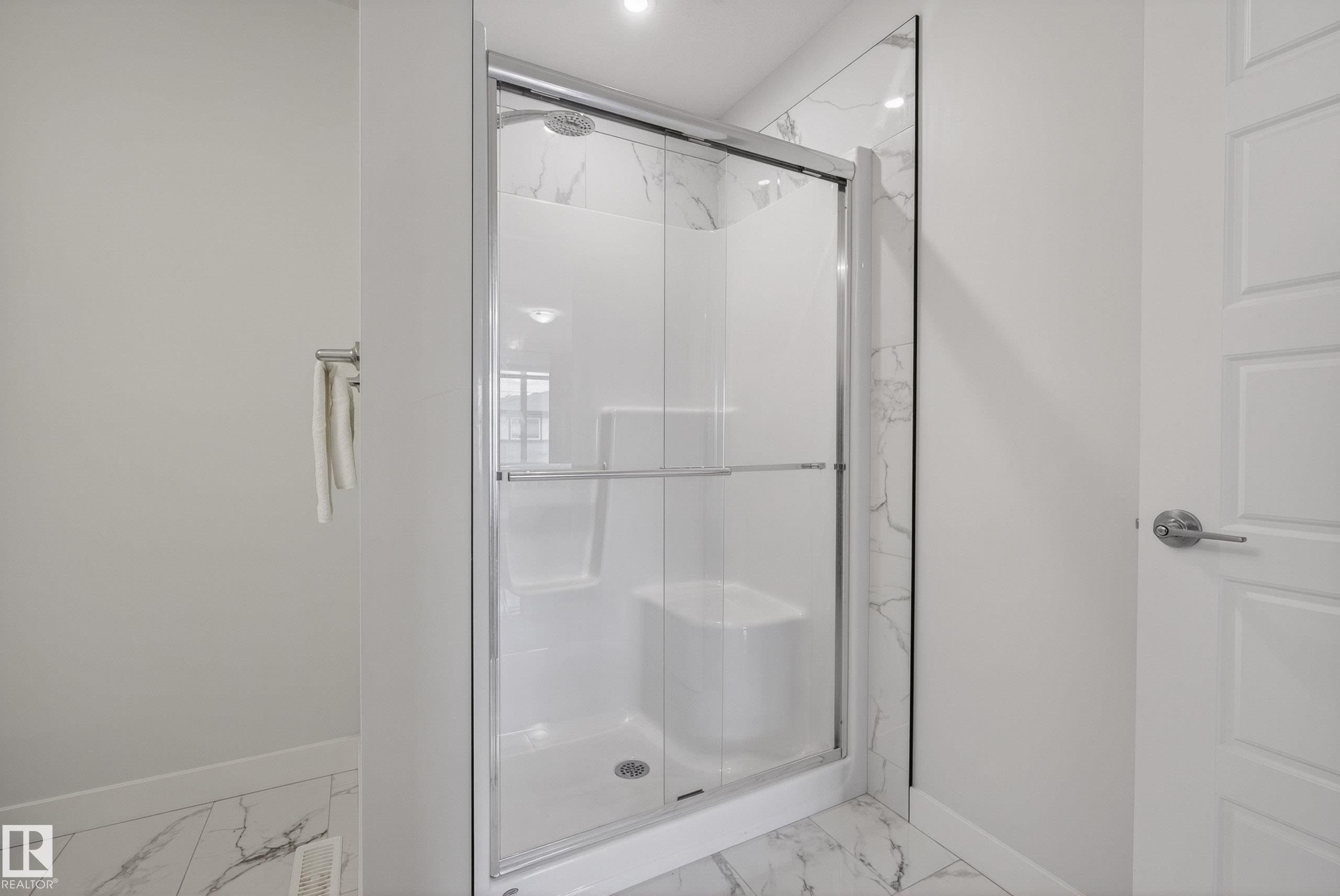 9309 Pear Link Link, Edmonton, AB - Indoor Photo Showing Bathroom
