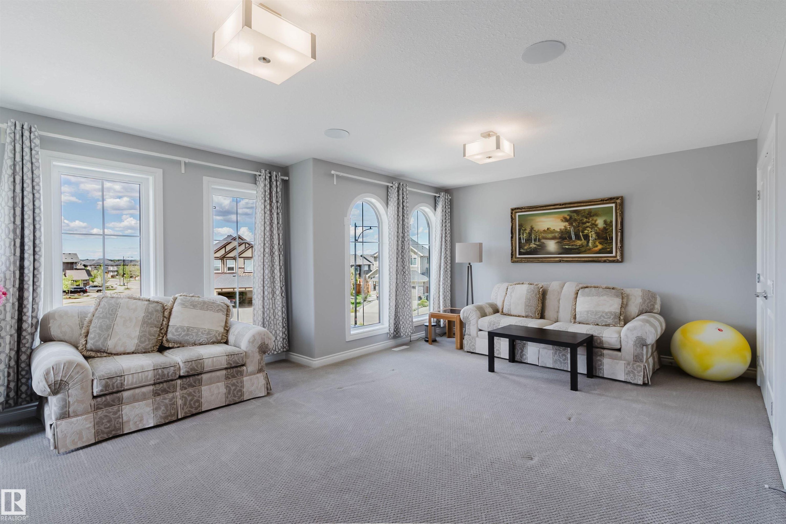 Spacious room featuring light gray walls and plush gray carpeting - 3571 Keswick Boulevard, Edmonton, AB - Indoor Photo Showing Living Room