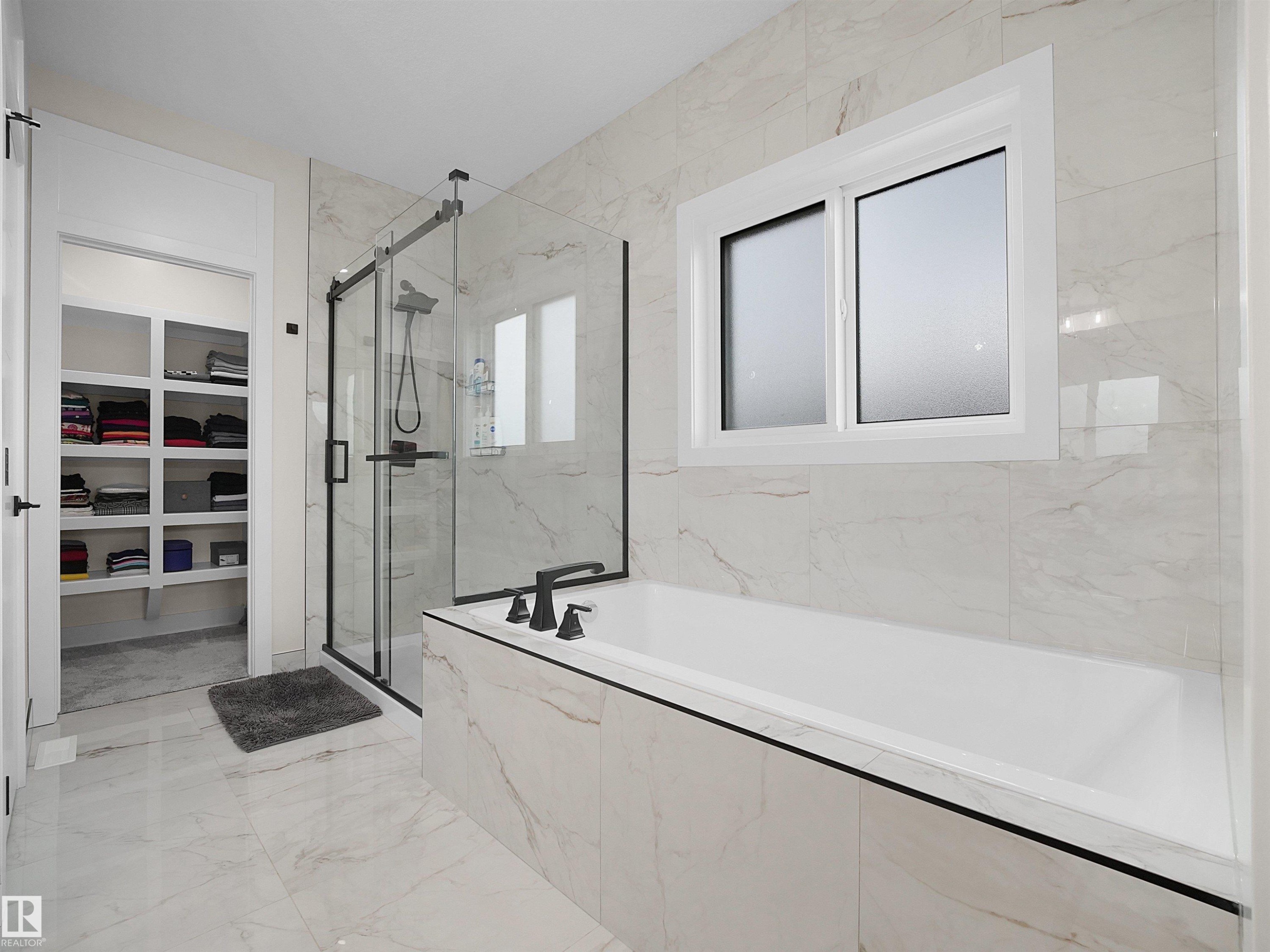7214 Kiviaq Link, Edmonton, AB - Indoor Photo Showing Bathroom
