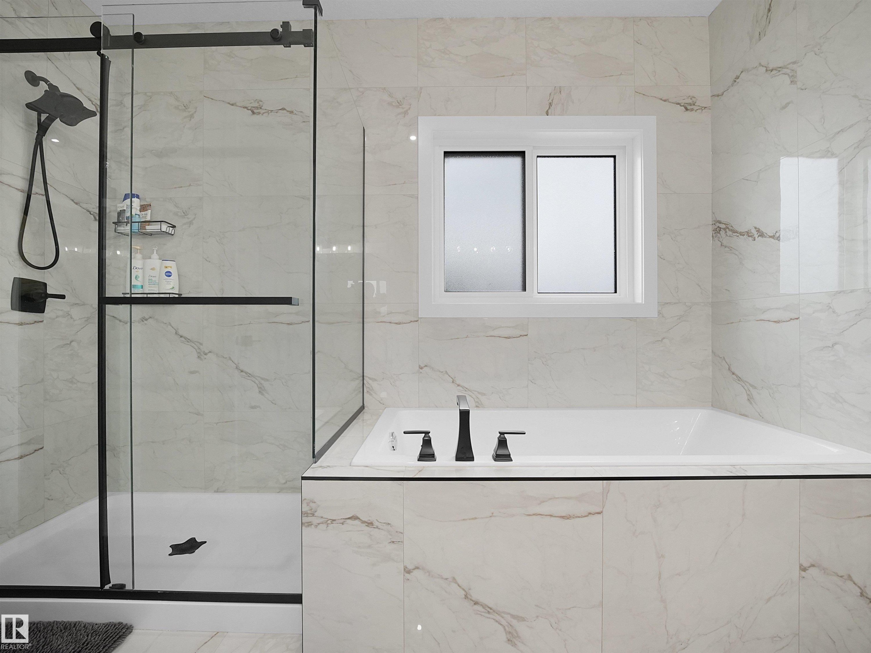 7214 Kiviaq Link, Edmonton, AB - Indoor Photo Showing Bathroom