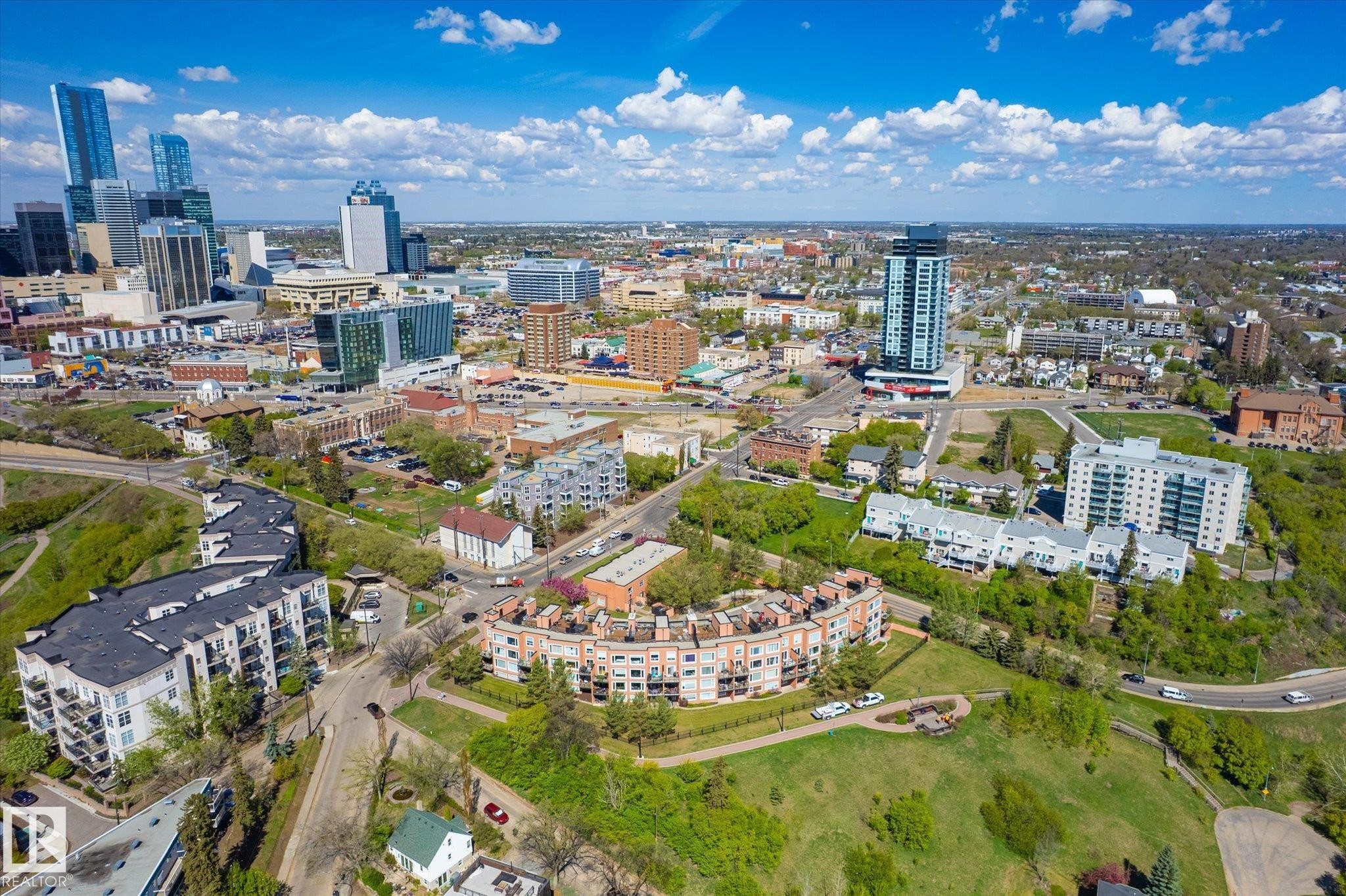Expansive cityscape featuring diverse architectural styles, a mix of high-rise and mid-rise buildings, extensive green spaces, and established residential areas - 108 10105 95 Street, Edmonton, AB - Outdoor With View