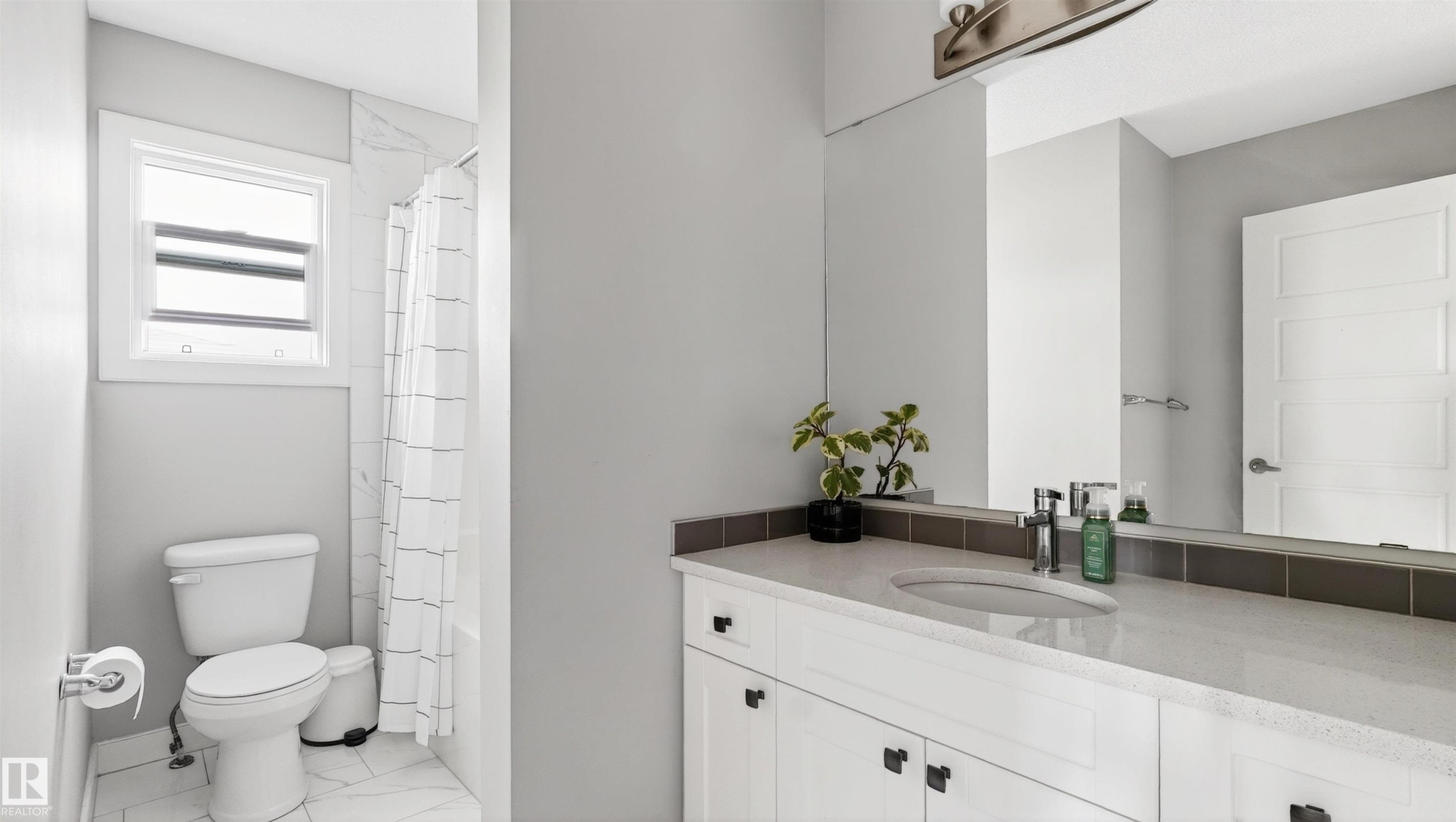1723 200 Street Nw, Edmonton, AB - Indoor Photo Showing Bathroom