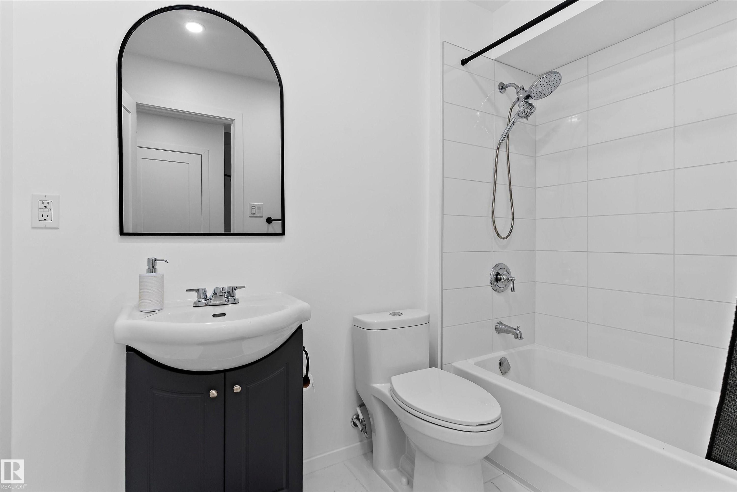 6904 Cardinal Wynd, Edmonton, AB - Indoor Photo Showing Bathroom