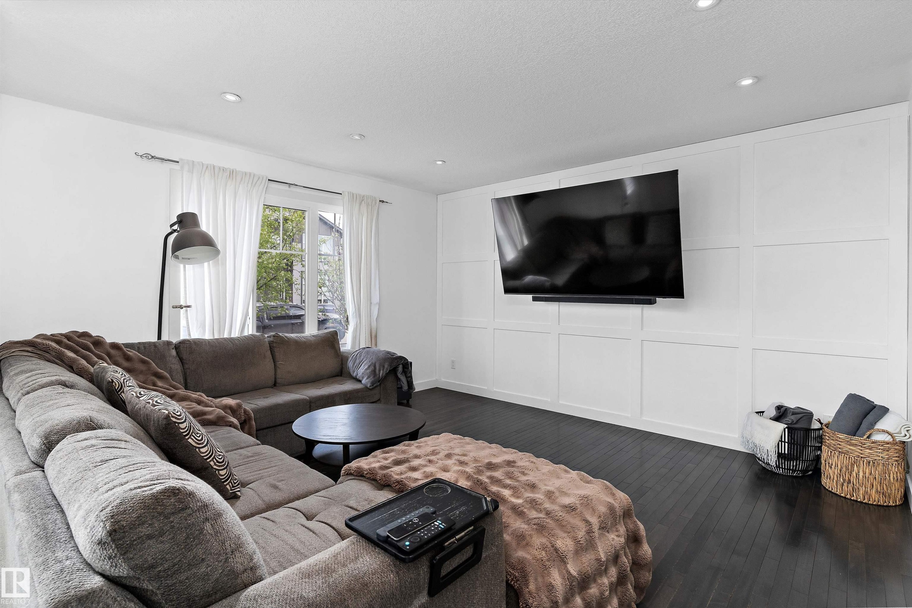6904 Cardinal Wynd, Edmonton, AB - Indoor Photo Showing Living Room