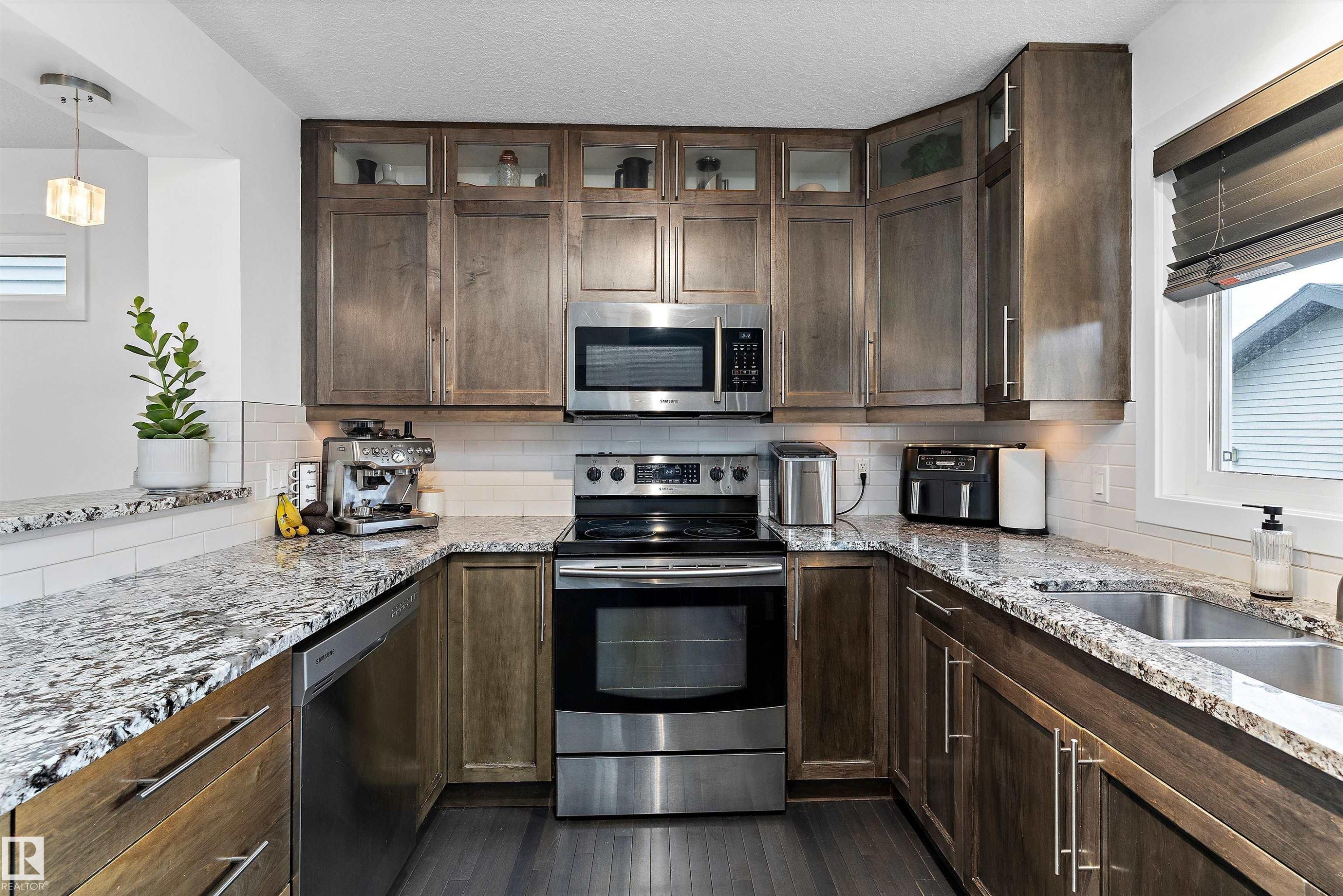 6904 Cardinal Wynd, Edmonton, AB - Indoor Photo Showing Kitchen With Stainless Steel Kitchen With Double Sink