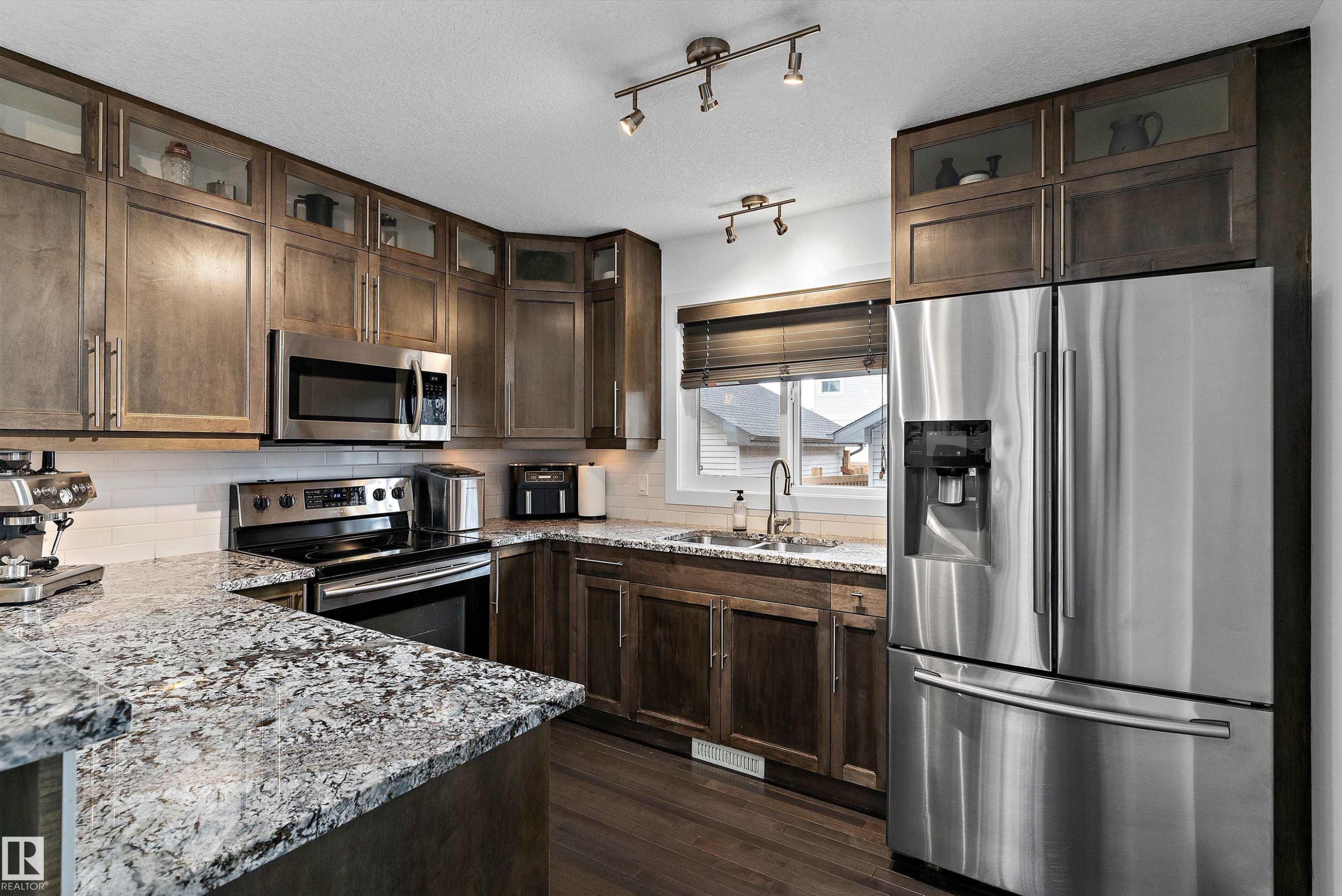 6904 Cardinal Wynd, Edmonton, AB - Indoor Photo Showing Kitchen With Stainless Steel Kitchen With Double Sink With Upgraded Kitchen