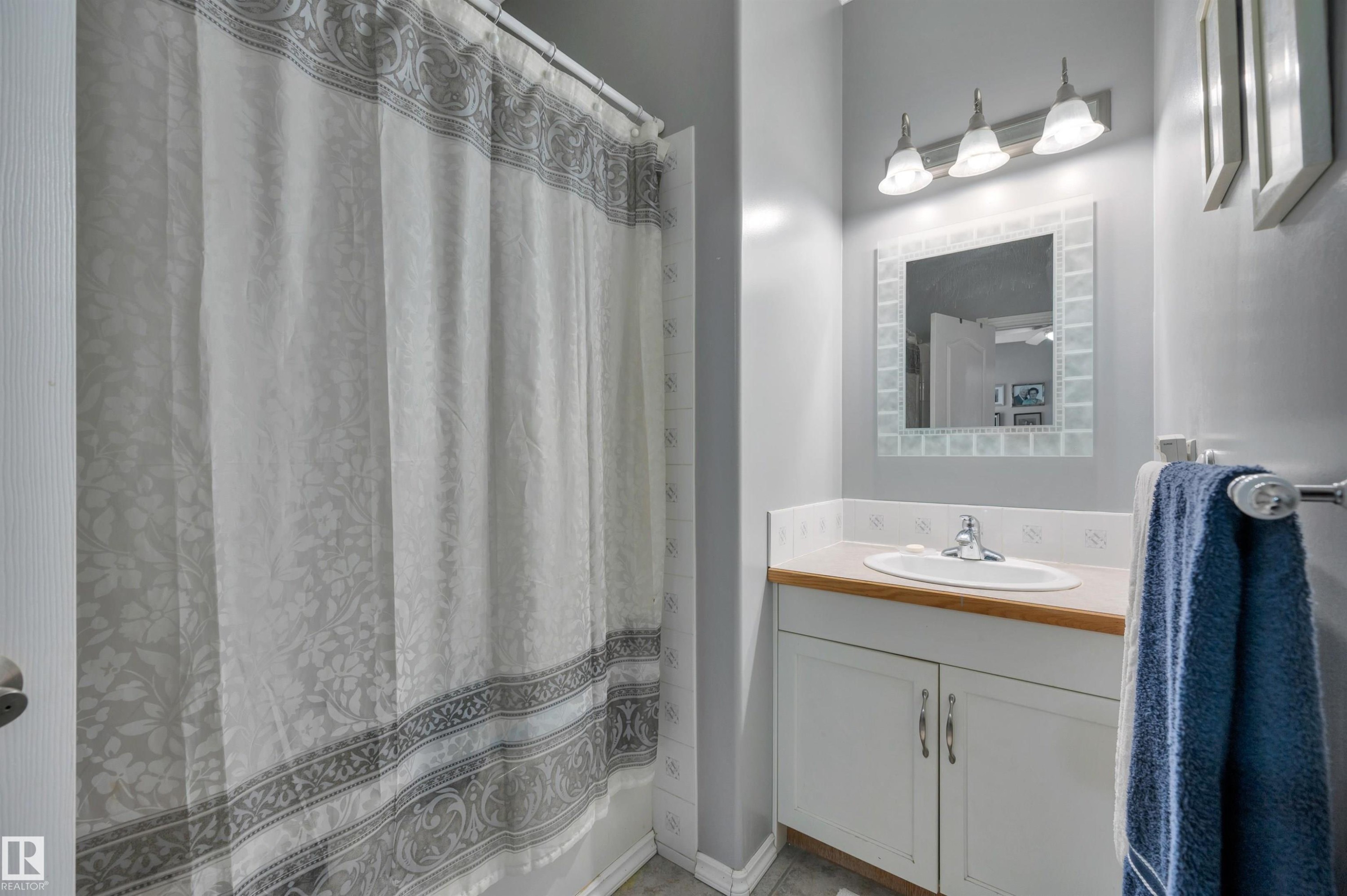 14932 136 Street, Edmonton, AB - Indoor Photo Showing Bathroom