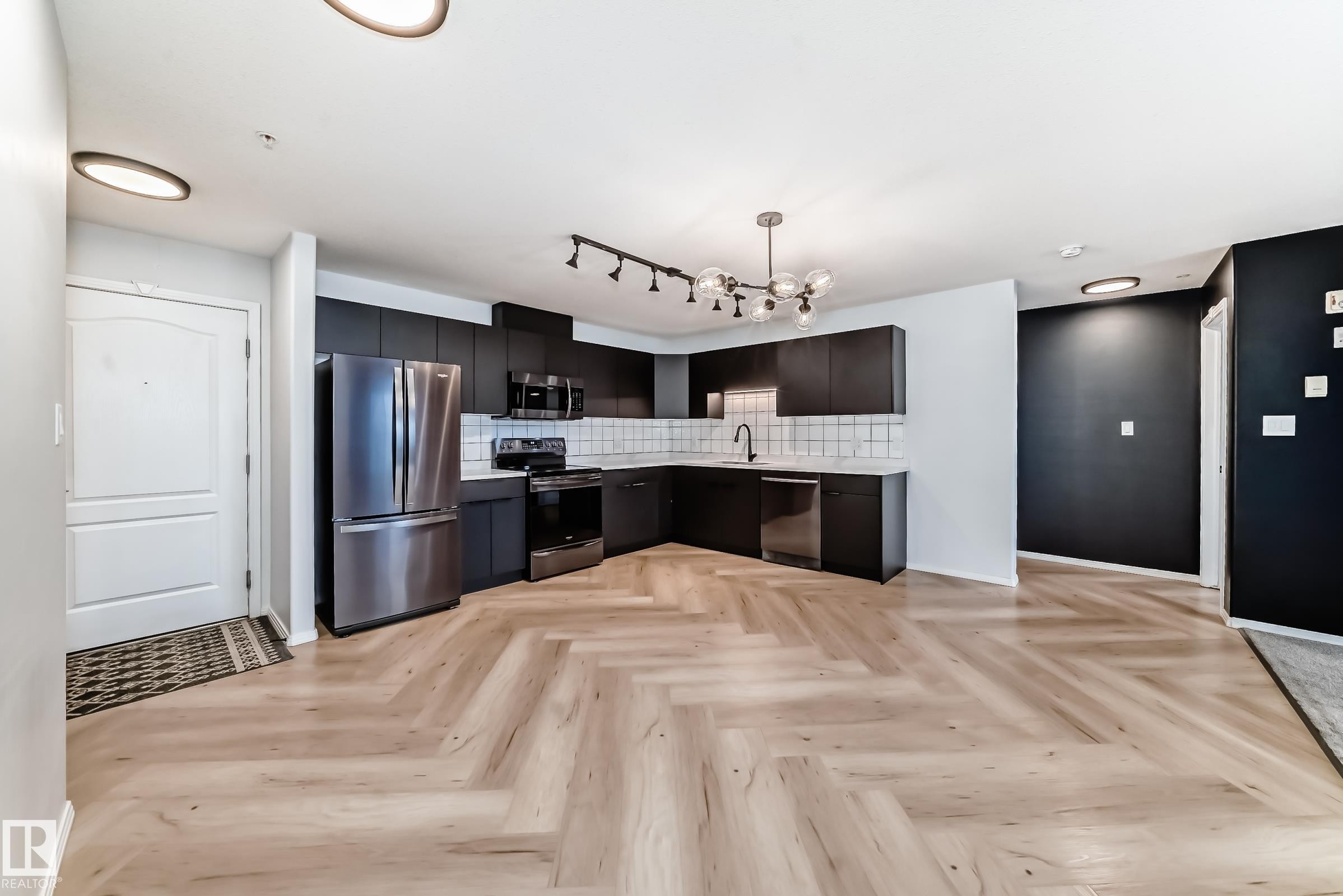 320 592 Hooke Road, Edmonton, AB - Indoor Photo Showing Kitchen