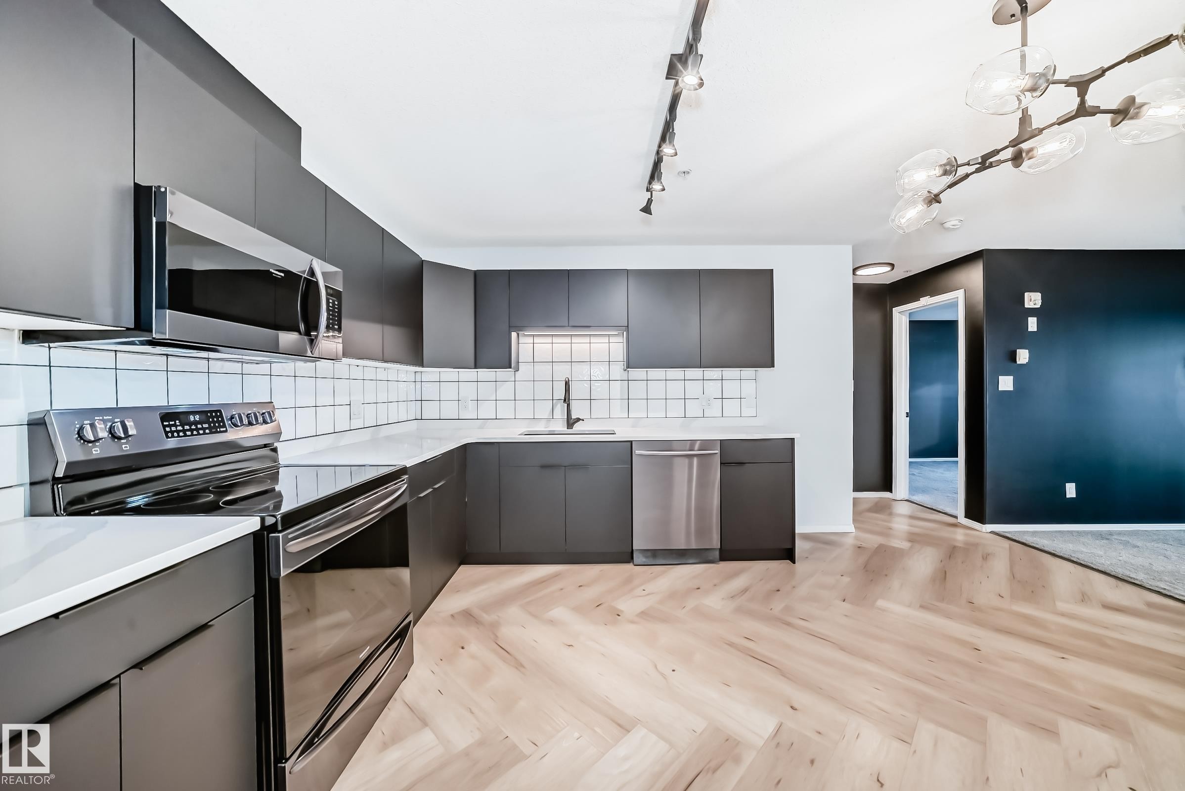 320 592 Hooke Road, Edmonton, AB - Indoor Photo Showing Kitchen With Upgraded Kitchen