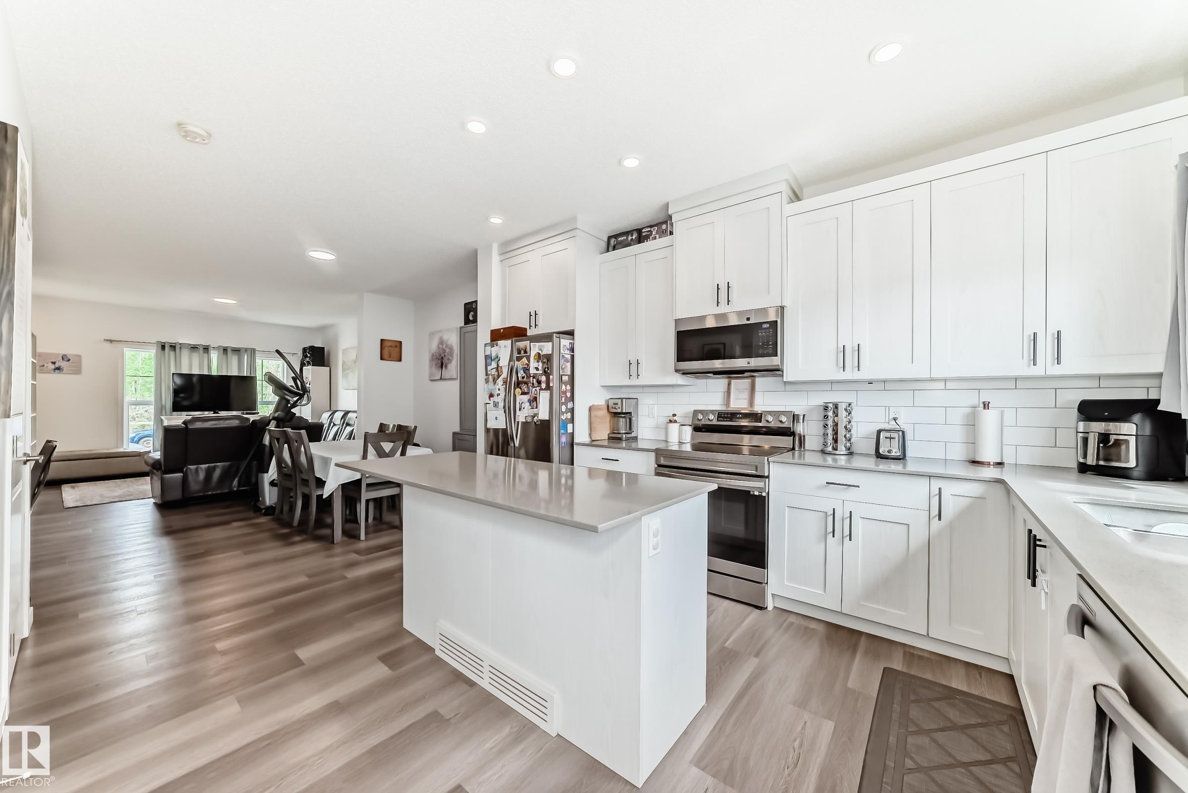 5167 Edgemont Boulevard, Edmonton, AB - Indoor Photo Showing Kitchen With Upgraded Kitchen
