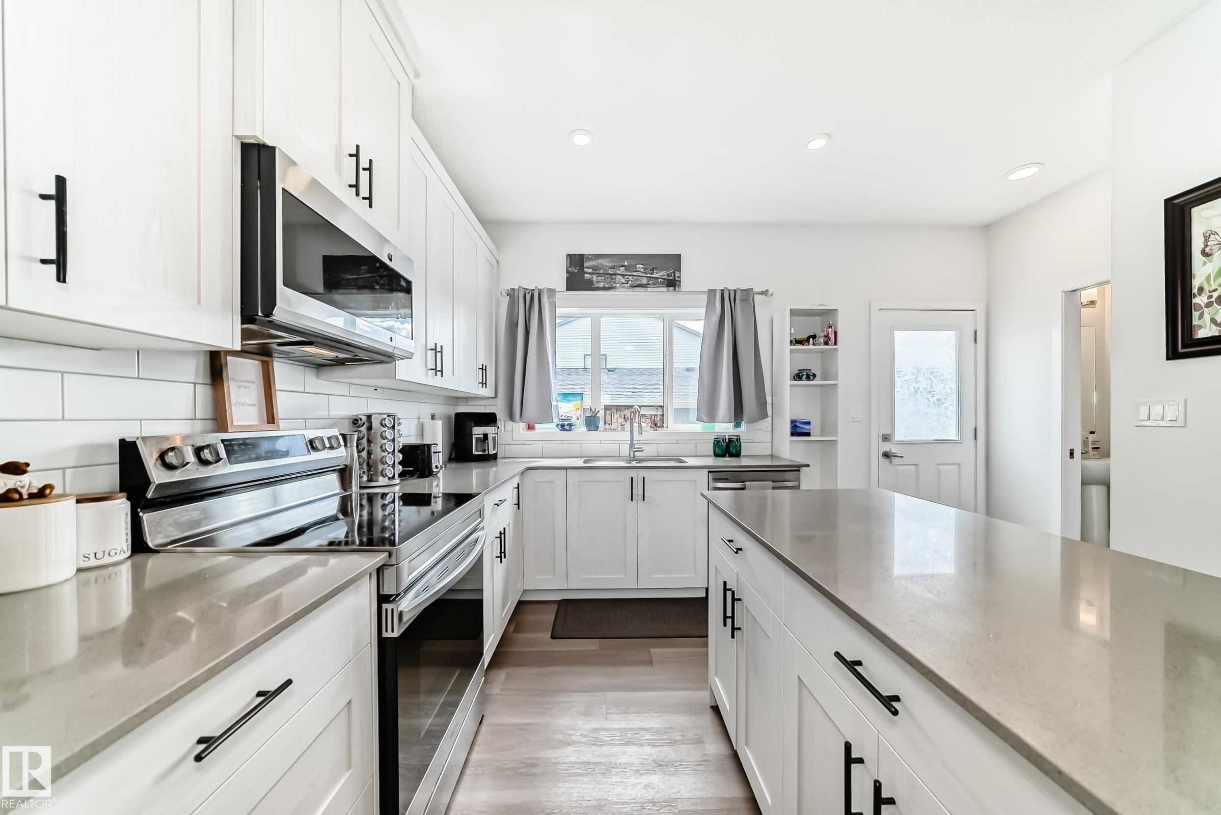 5167 Edgemont Boulevard, Edmonton, AB - Indoor Photo Showing Kitchen With Upgraded Kitchen