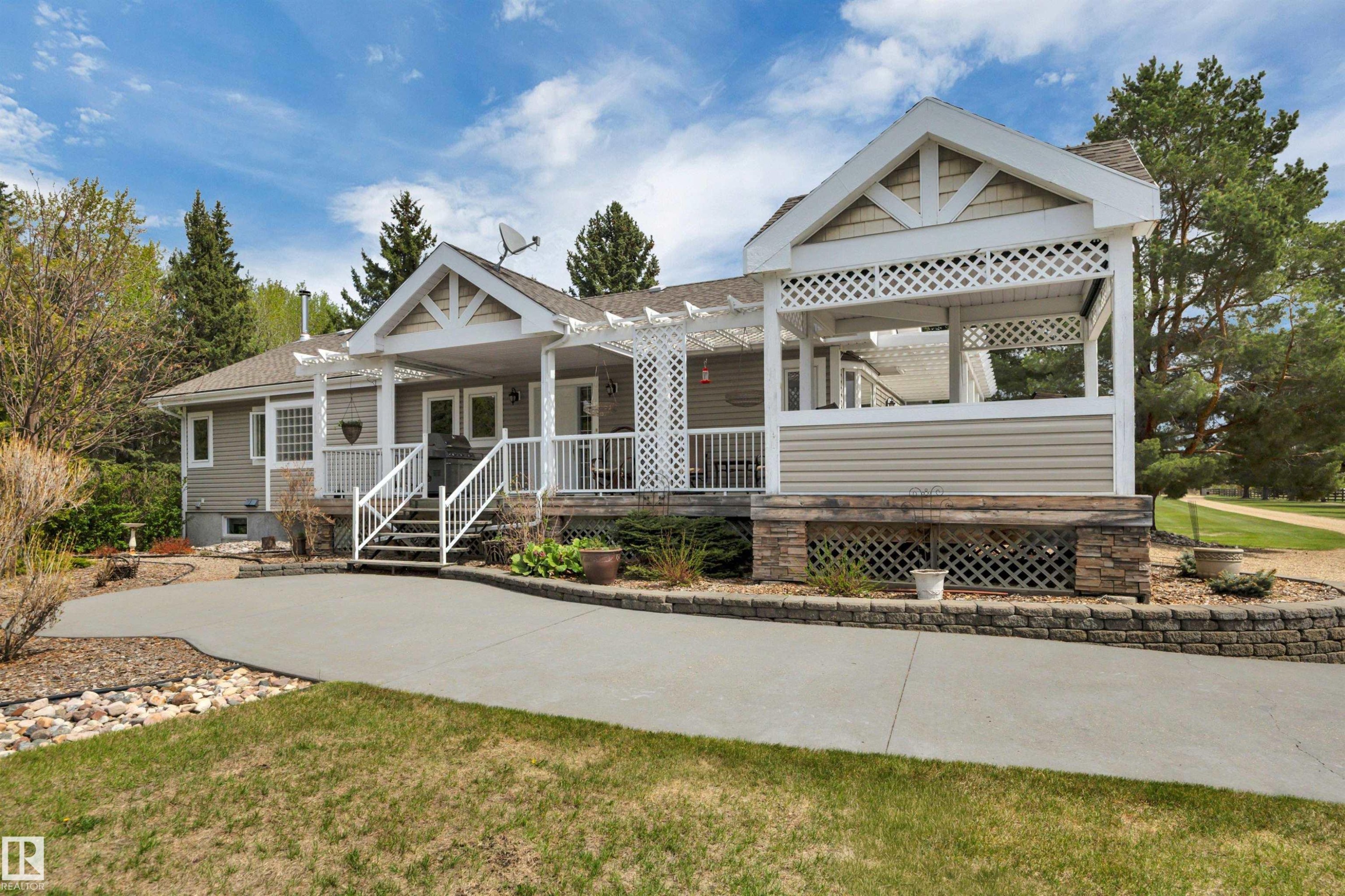 464012 A Rge Road 233, Rural Wetaskiwin County, AB - Outdoor With Deck Patio Veranda With Facade