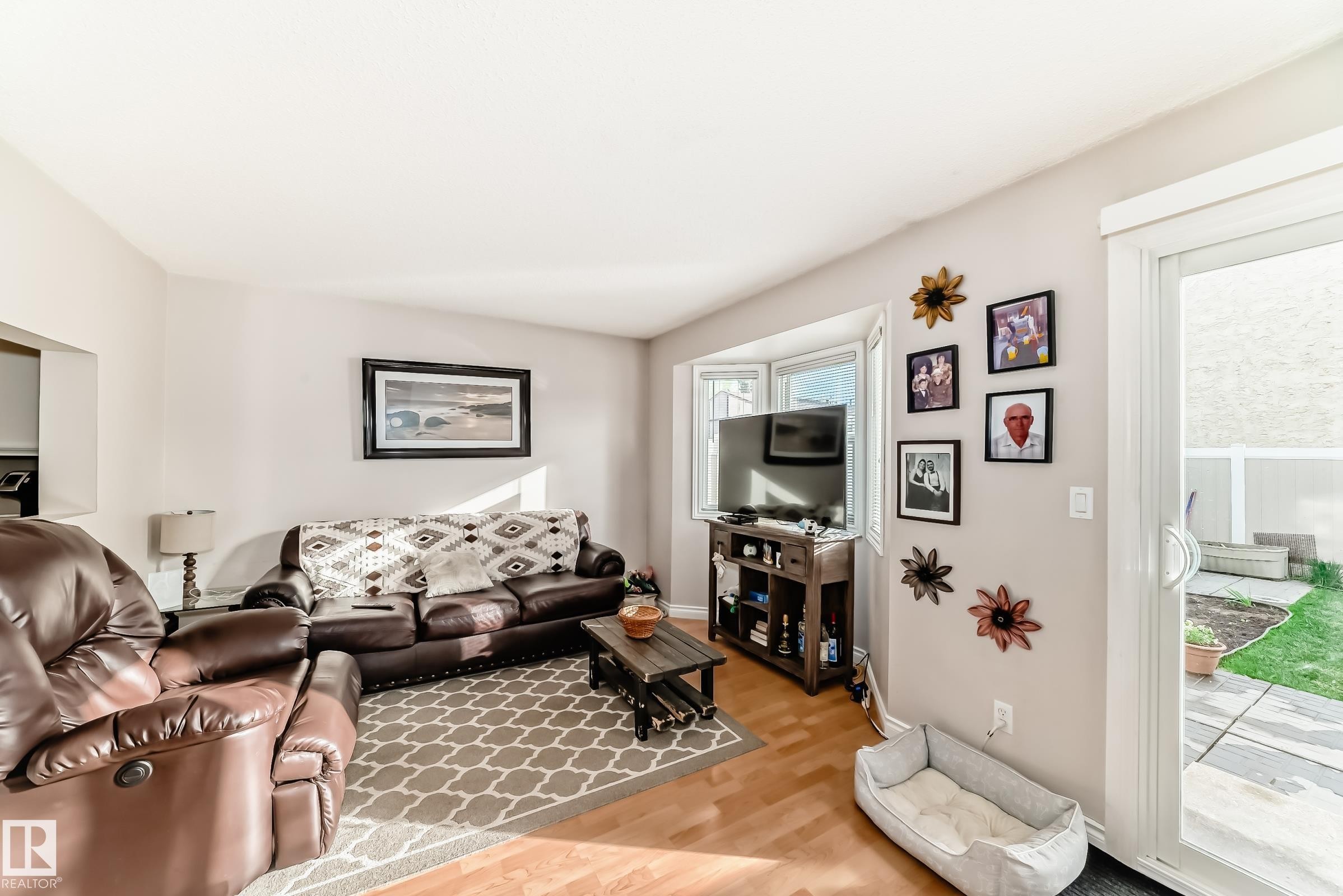 18 10453 20 Avenue, Edmonton, AB - Indoor Photo Showing Living Room