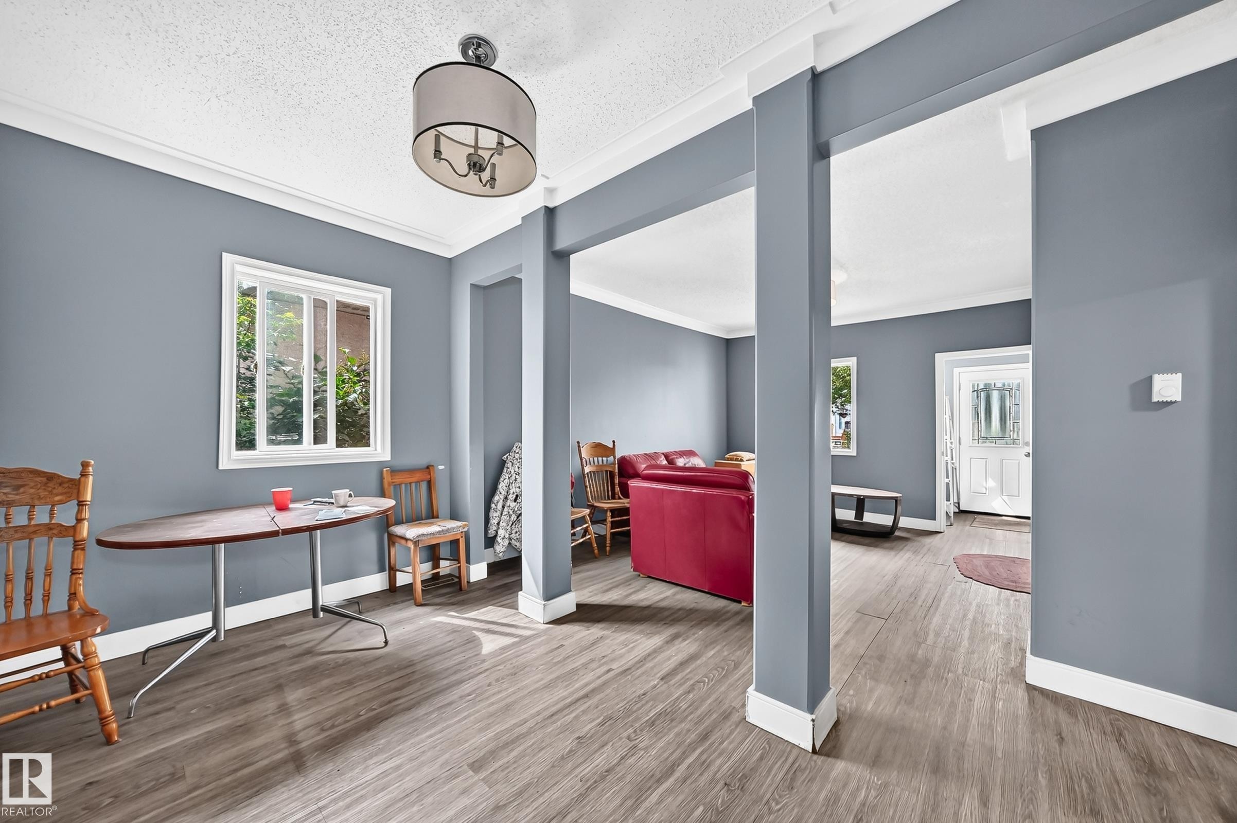 Neutral wall color with white trim - 12627 71 Street Nw, Edmonton, AB