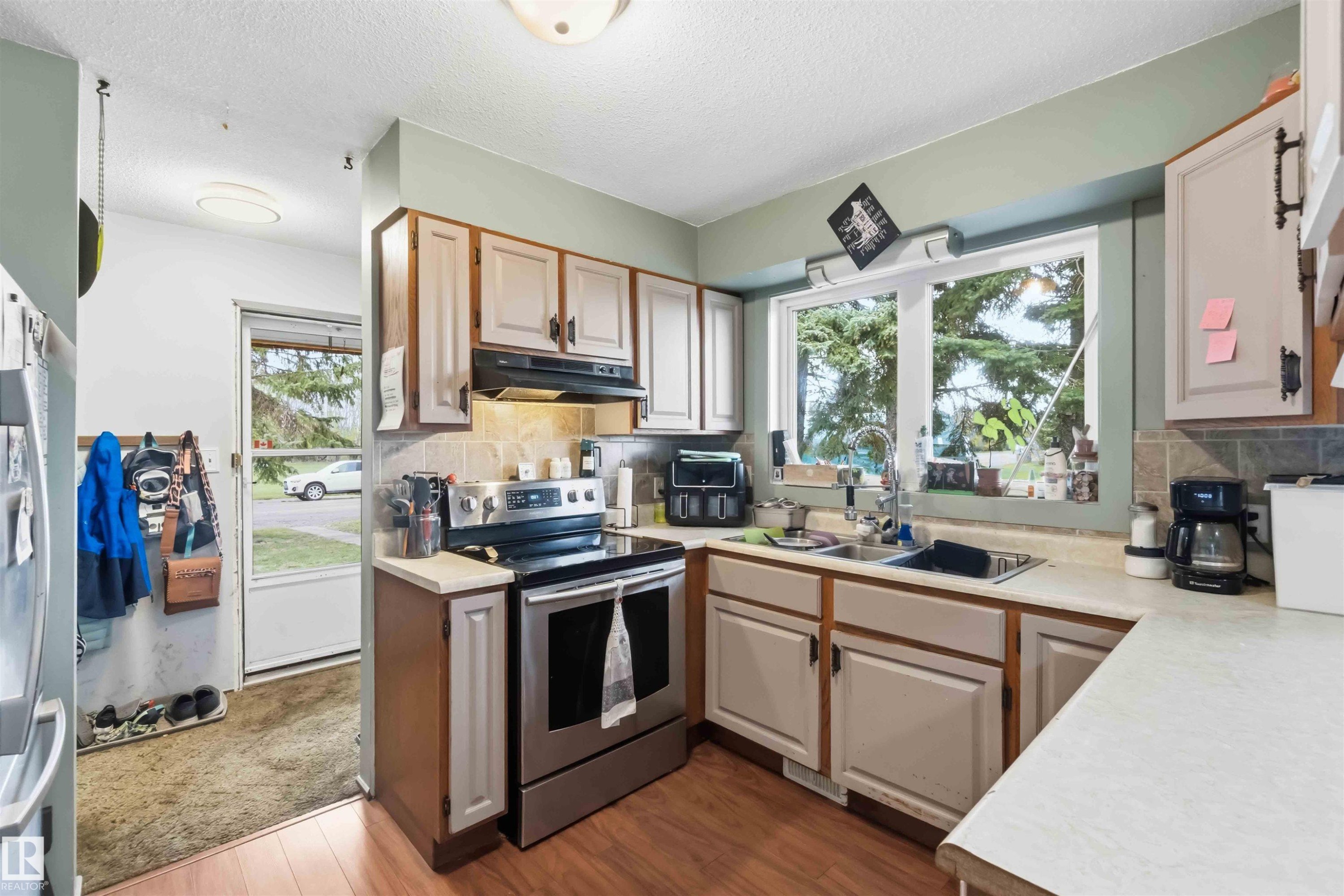 5437 49 Avenue, Andrew, AB - Indoor Photo Showing Kitchen With Double Sink