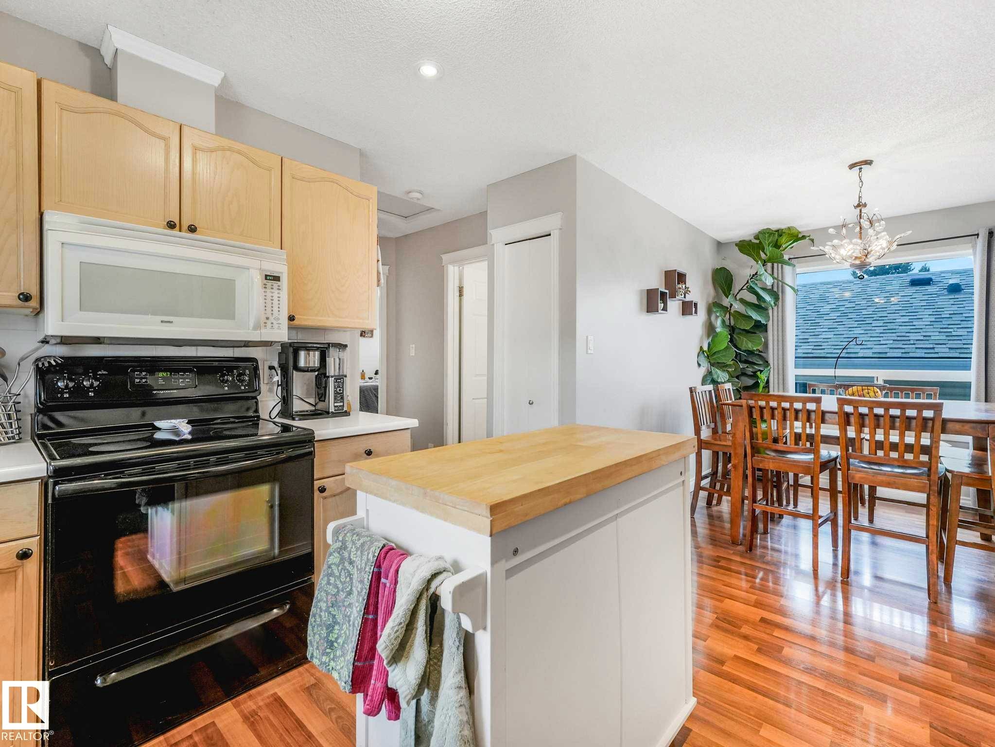 317 Kline Crescent, Edmonton, AB - Indoor Photo Showing Kitchen