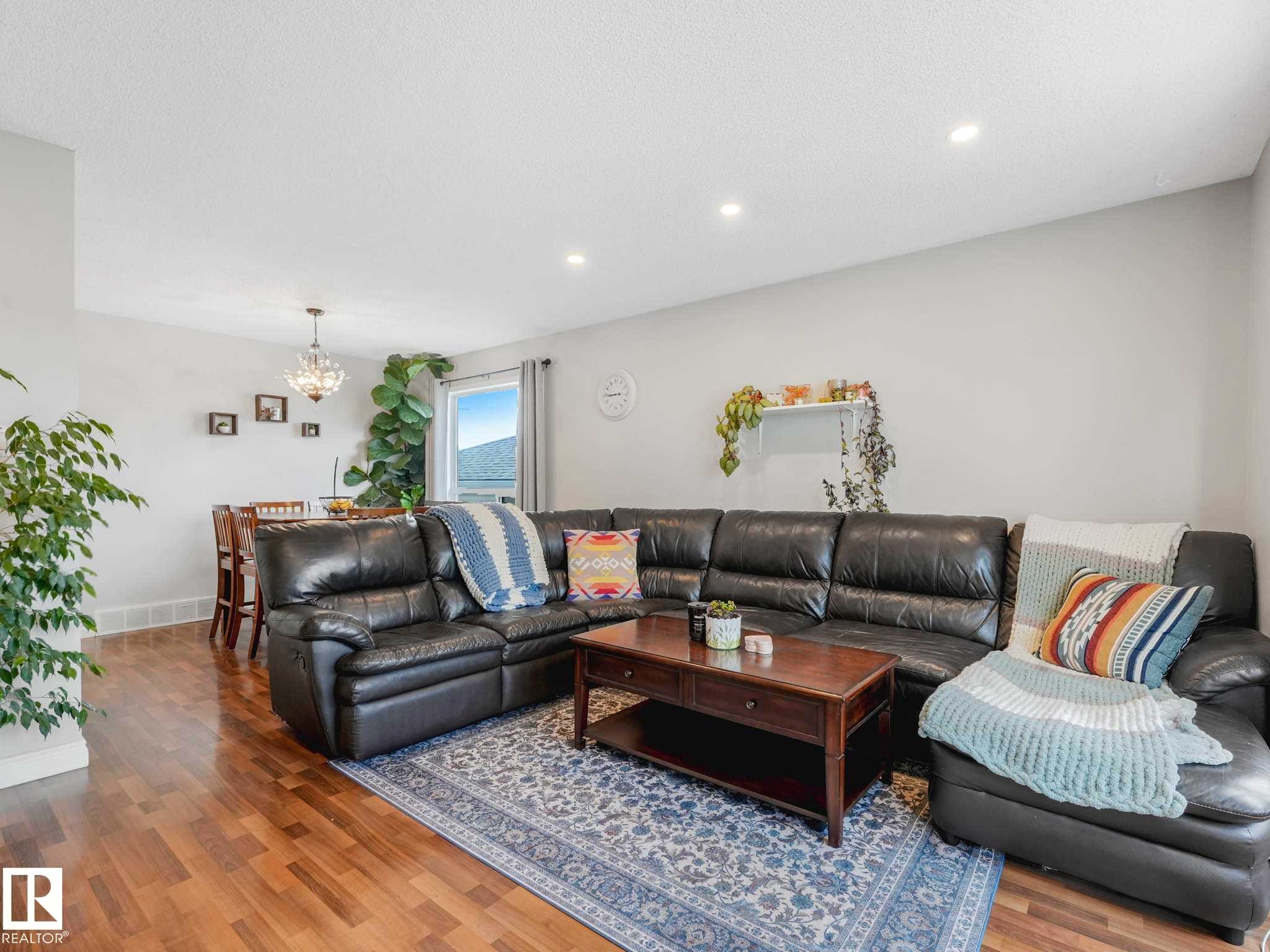 317 Kline Crescent, Edmonton, AB - Indoor Photo Showing Living Room