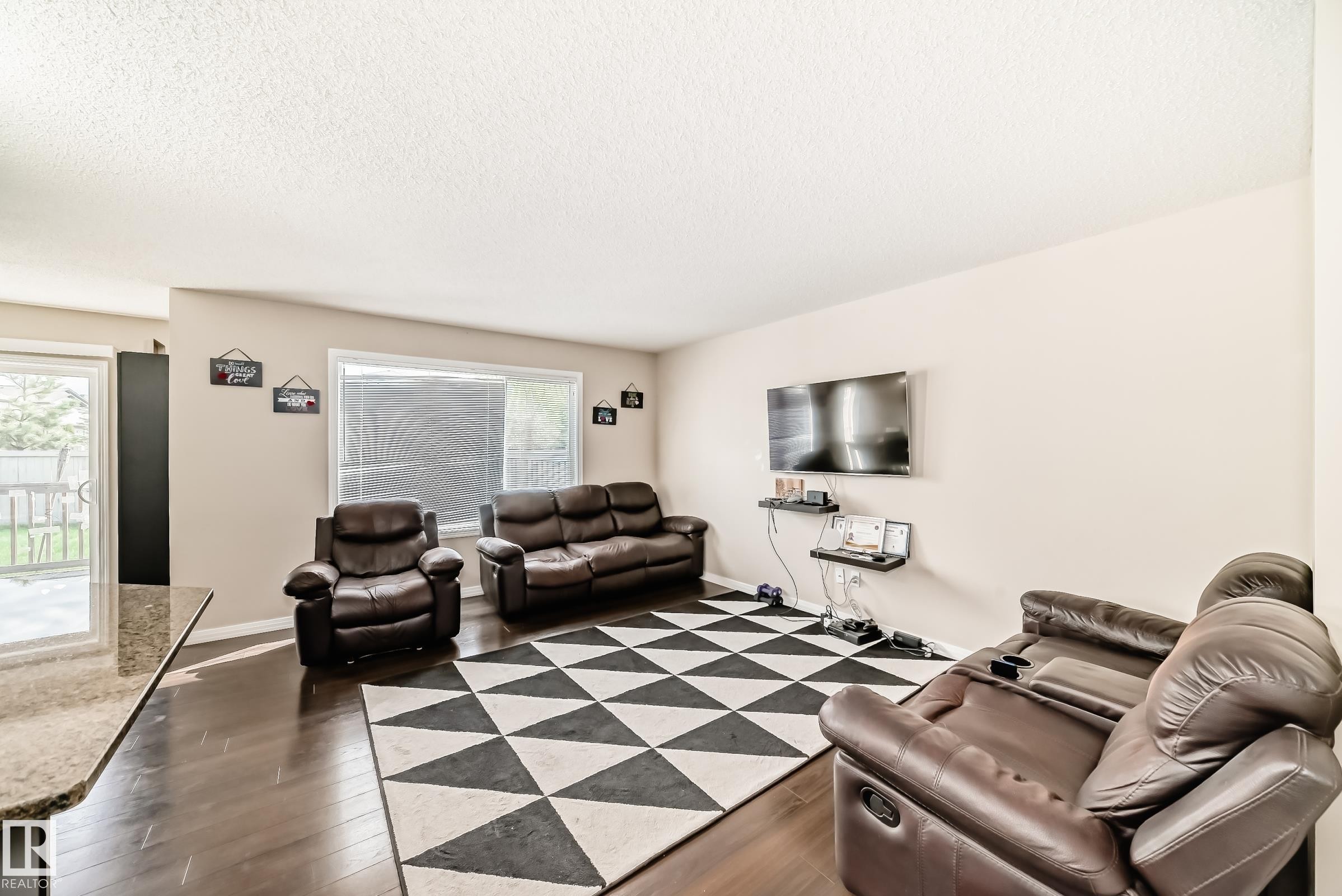 625 56 Street, Edmonton, AB - Indoor Photo Showing Living Room