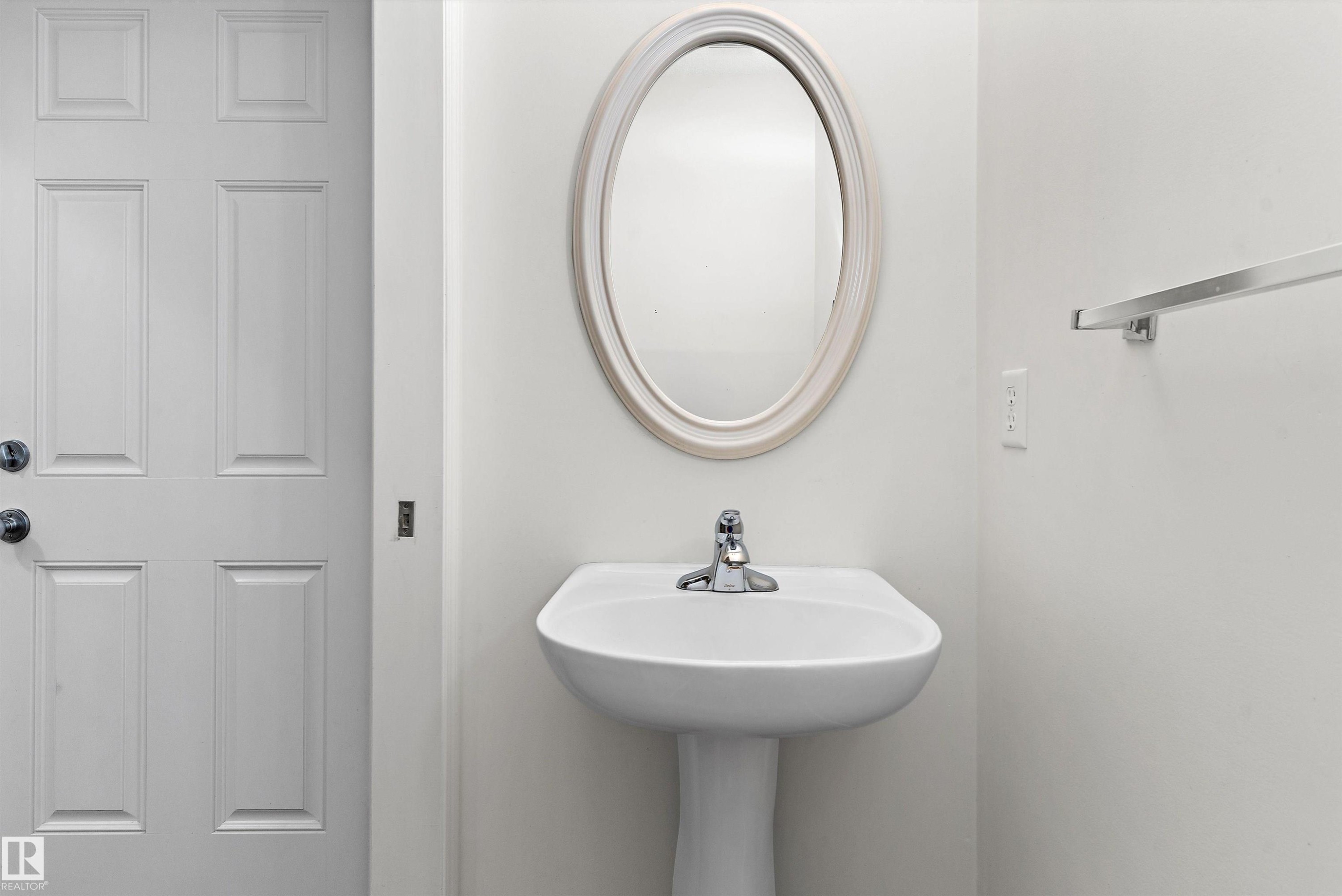 583 Leger Way, Edmonton, AB - Indoor Photo Showing Bathroom